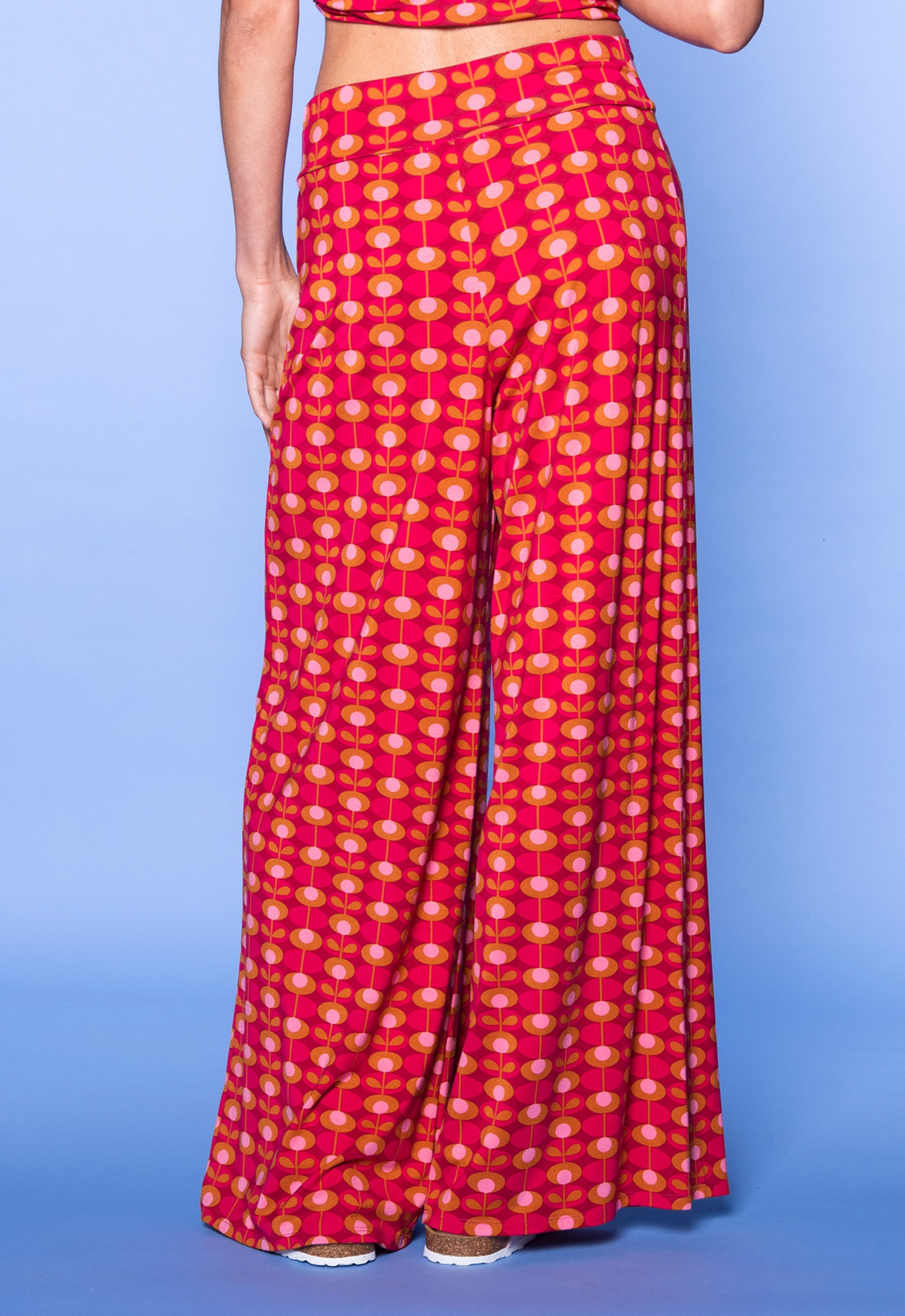 S26Pants-V2 – Weit geschnittene Hose mit fließender Silhouette Das Model ist 170 cm groß und trägt Größe M.