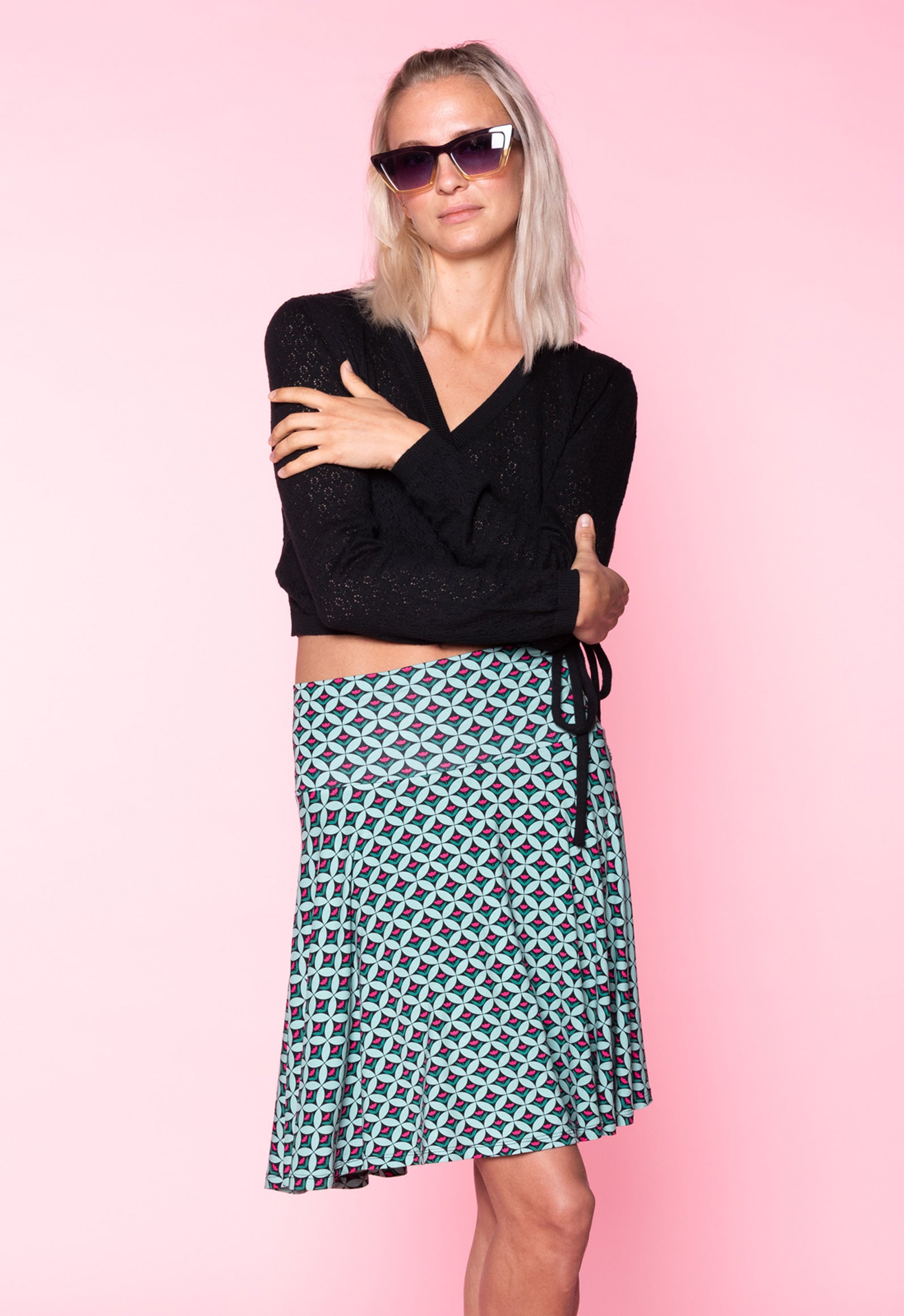 S26Skirt-V1 – Weitschwingender Rock mit breitem Bund Das Model ist 170 cm groß und trägt Größe M.