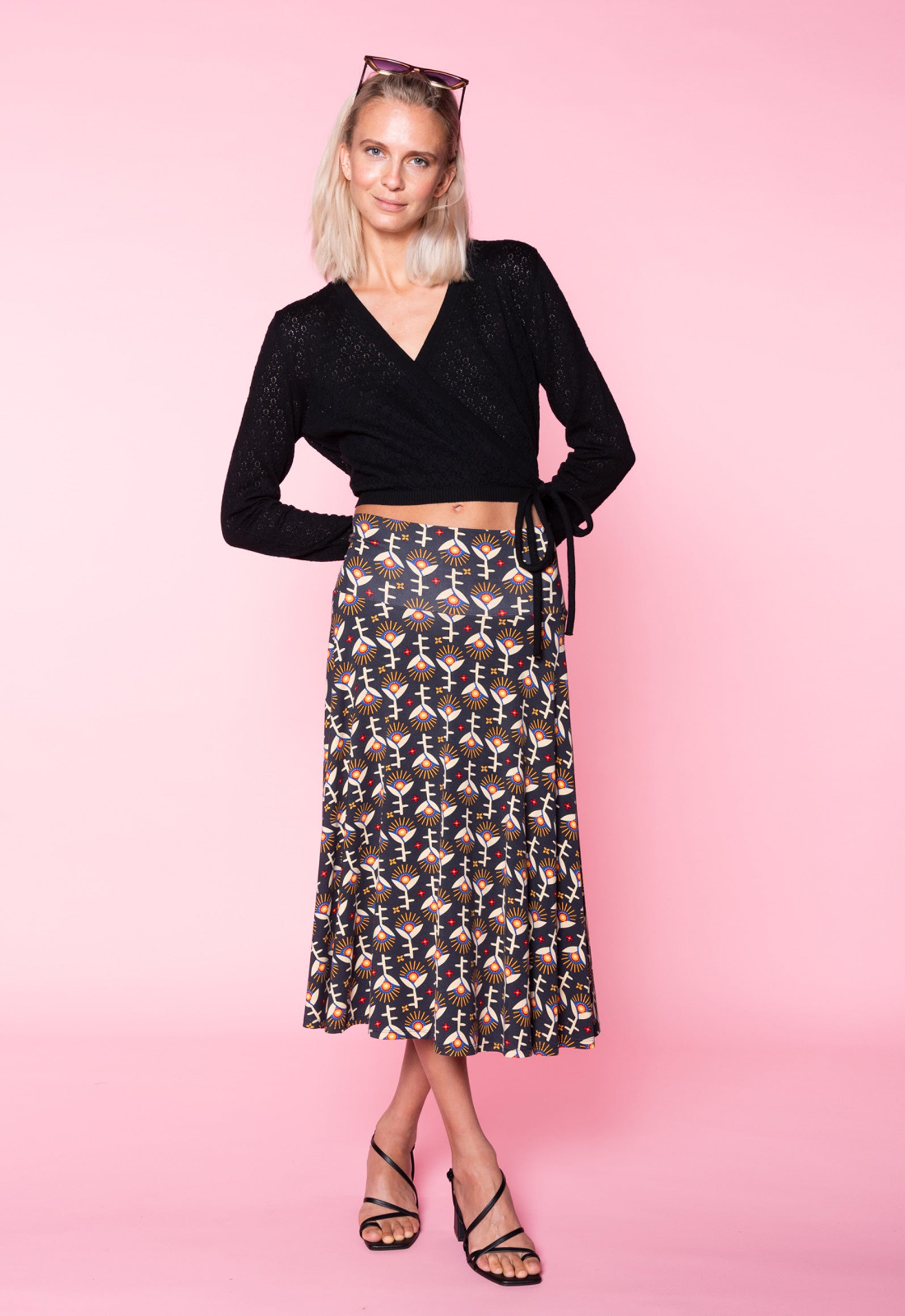 S26Skirt-V2 – Weitschwingender Rock mit breitem Bund (Midilänge) Das Model ist 170 cm groß und trägt Größe M.