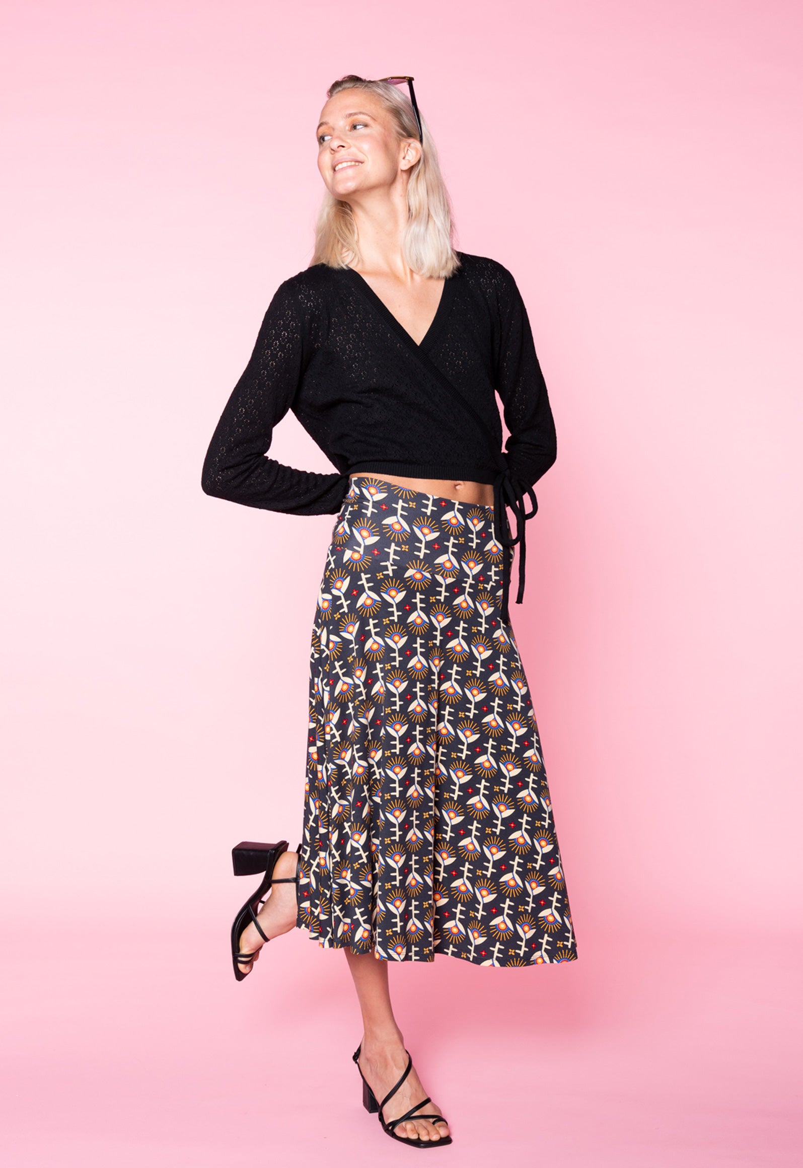 S26Skirt-V2 – Weitschwingender Rock mit breitem Bund (Midilänge) Das Model ist 170 cm groß und trägt Größe M.