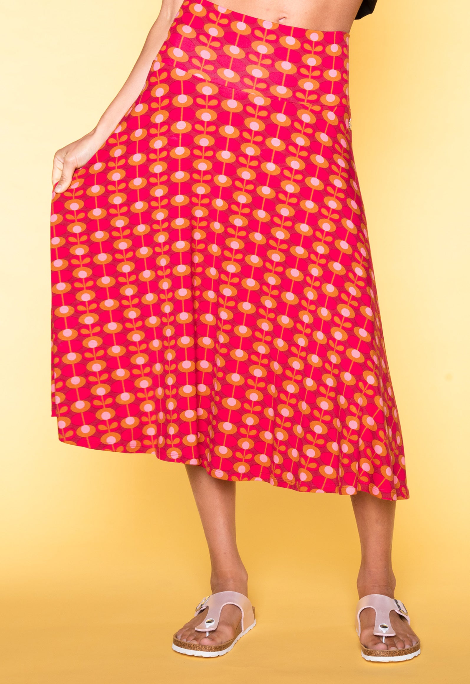 S26Skirt-V2 – Weitschwingender Rock mit breitem Bund (Midilänge) Das Model ist 170 cm groß und trägt Größe M.