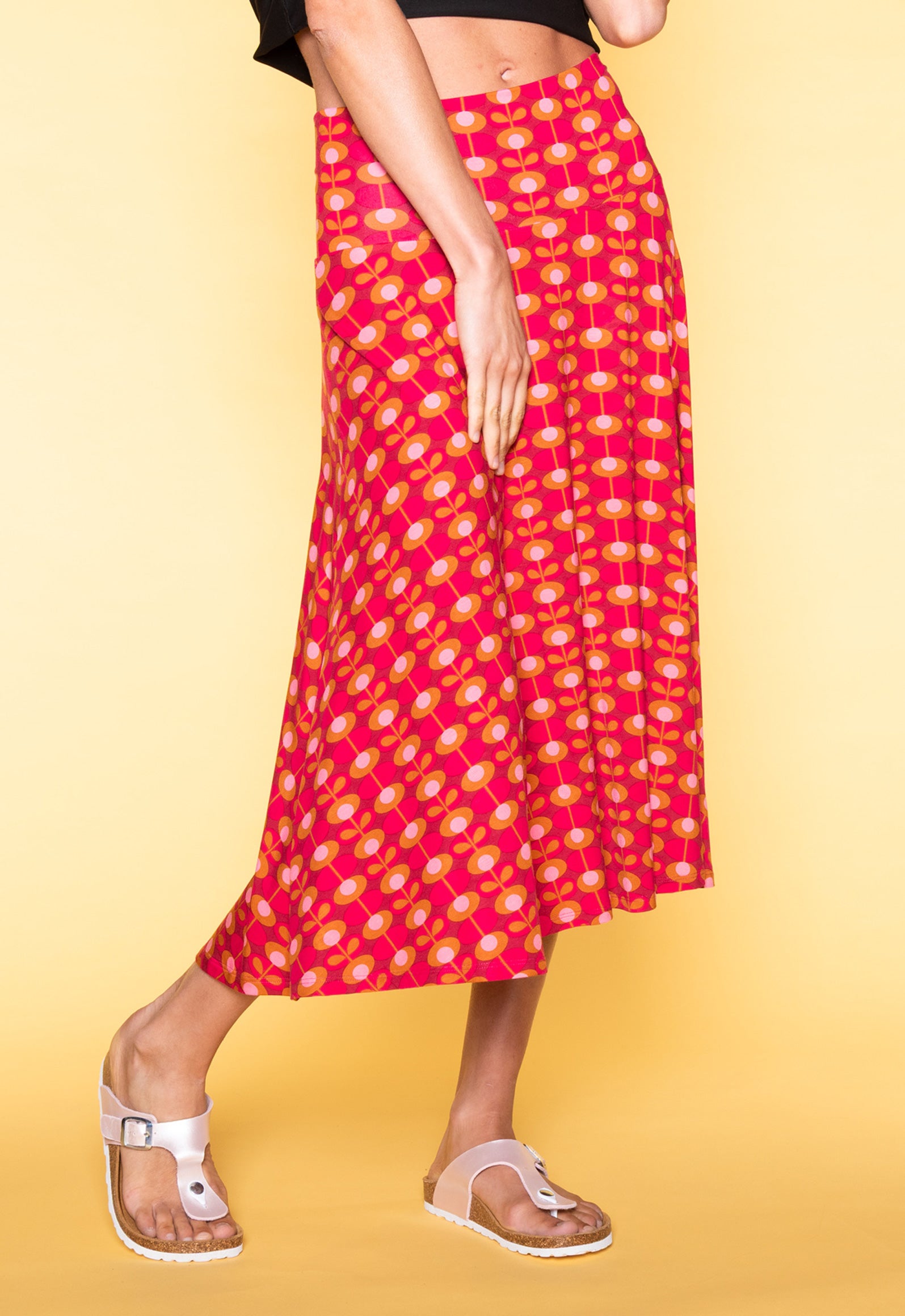S26Skirt-V2 – Weitschwingender Rock mit breitem Bund (Midilänge) Das Model ist 170 cm groß und trägt Größe M.