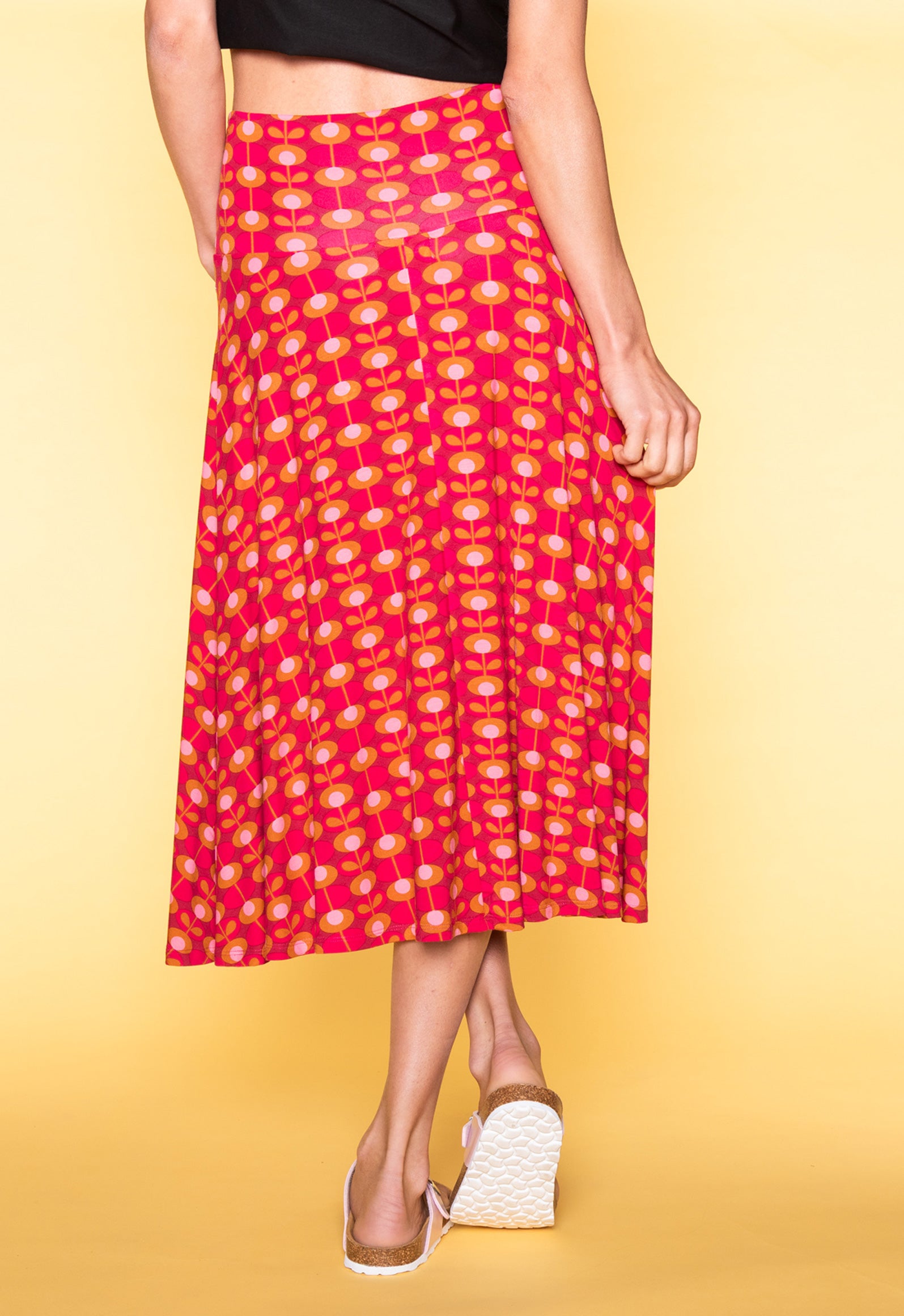 S26Skirt-V2 – Weitschwingender Rock mit breitem Bund (Midilänge) Das Model ist 170 cm groß und trägt Größe M.