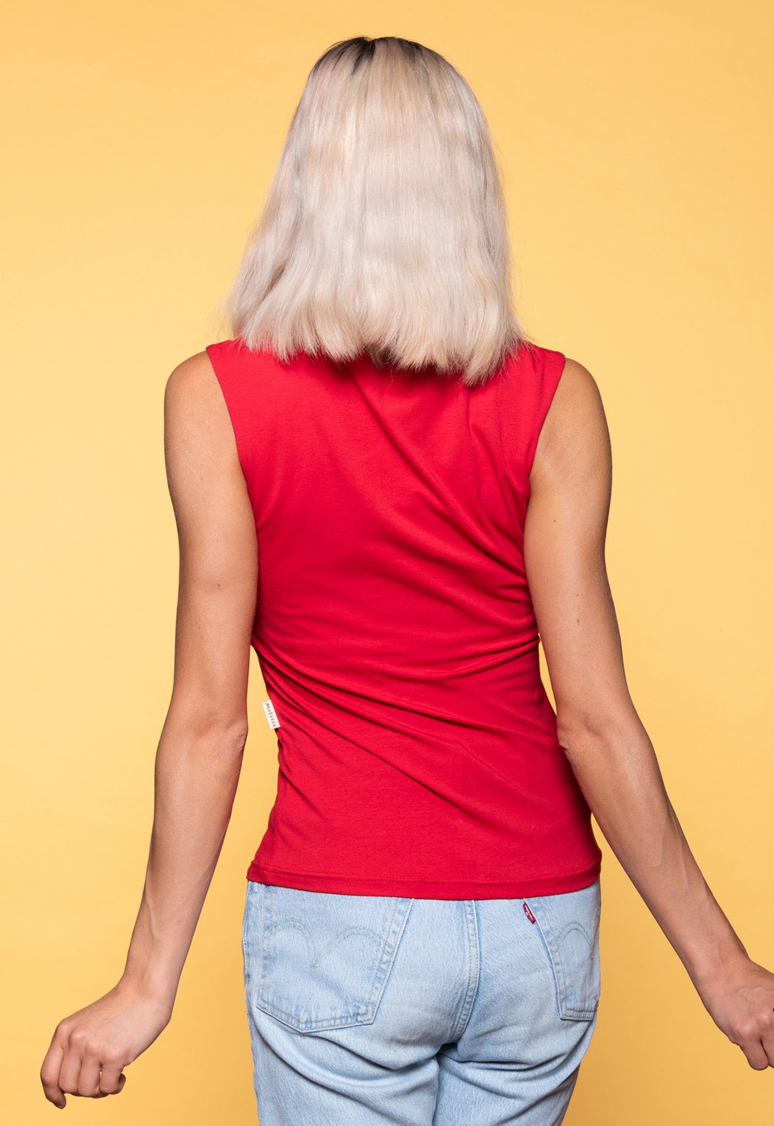 S26Top-G1 – GOTS Bio-Baumwolltop mit klarer Linie Das Model ist 170 cm groß und trägt Größe M.