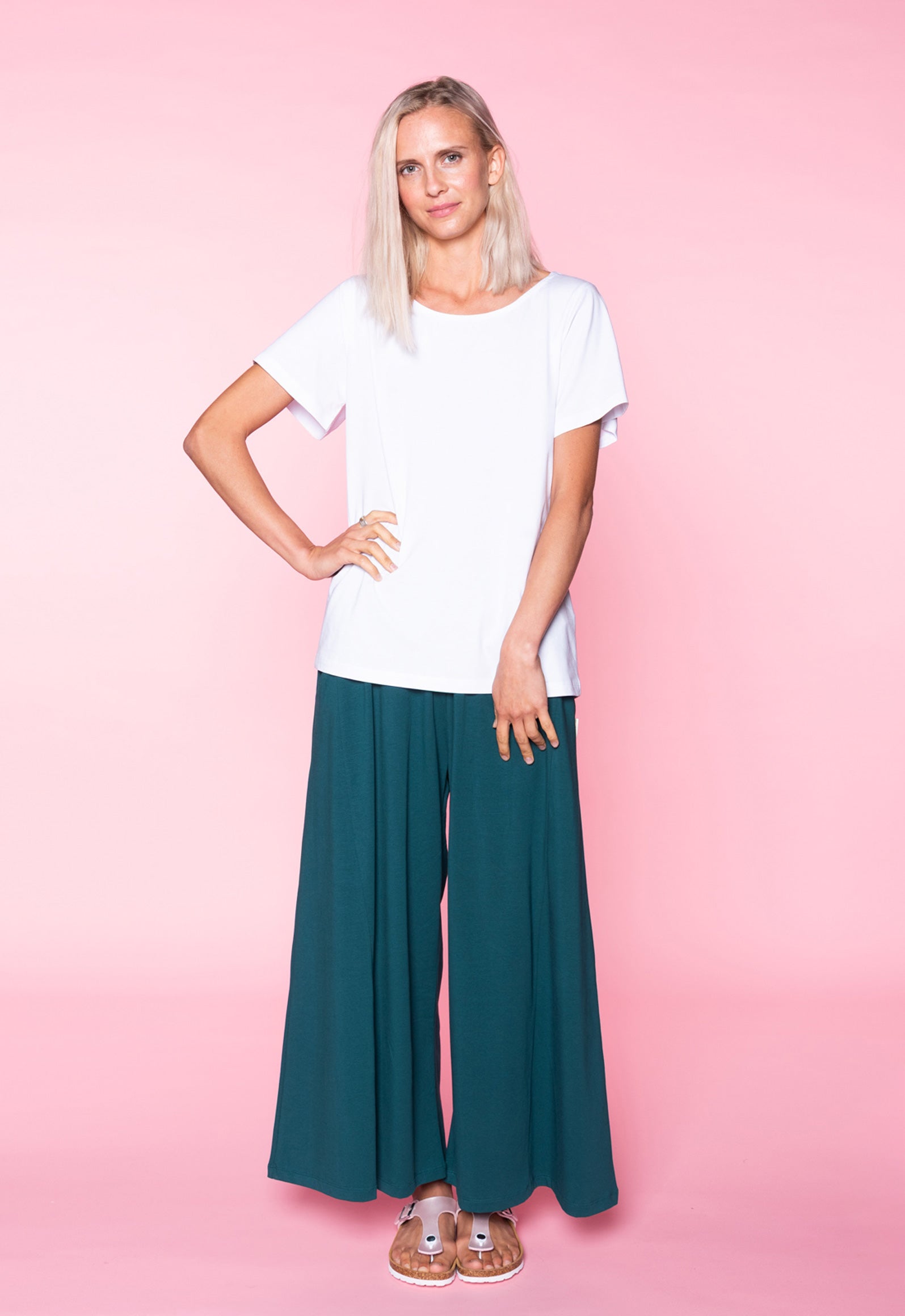 S26Top-G2 – Lockeres GOTS Bio-T-Shirt für jeden Tag Das Model ist 170 cm groß und trägt Größe M.