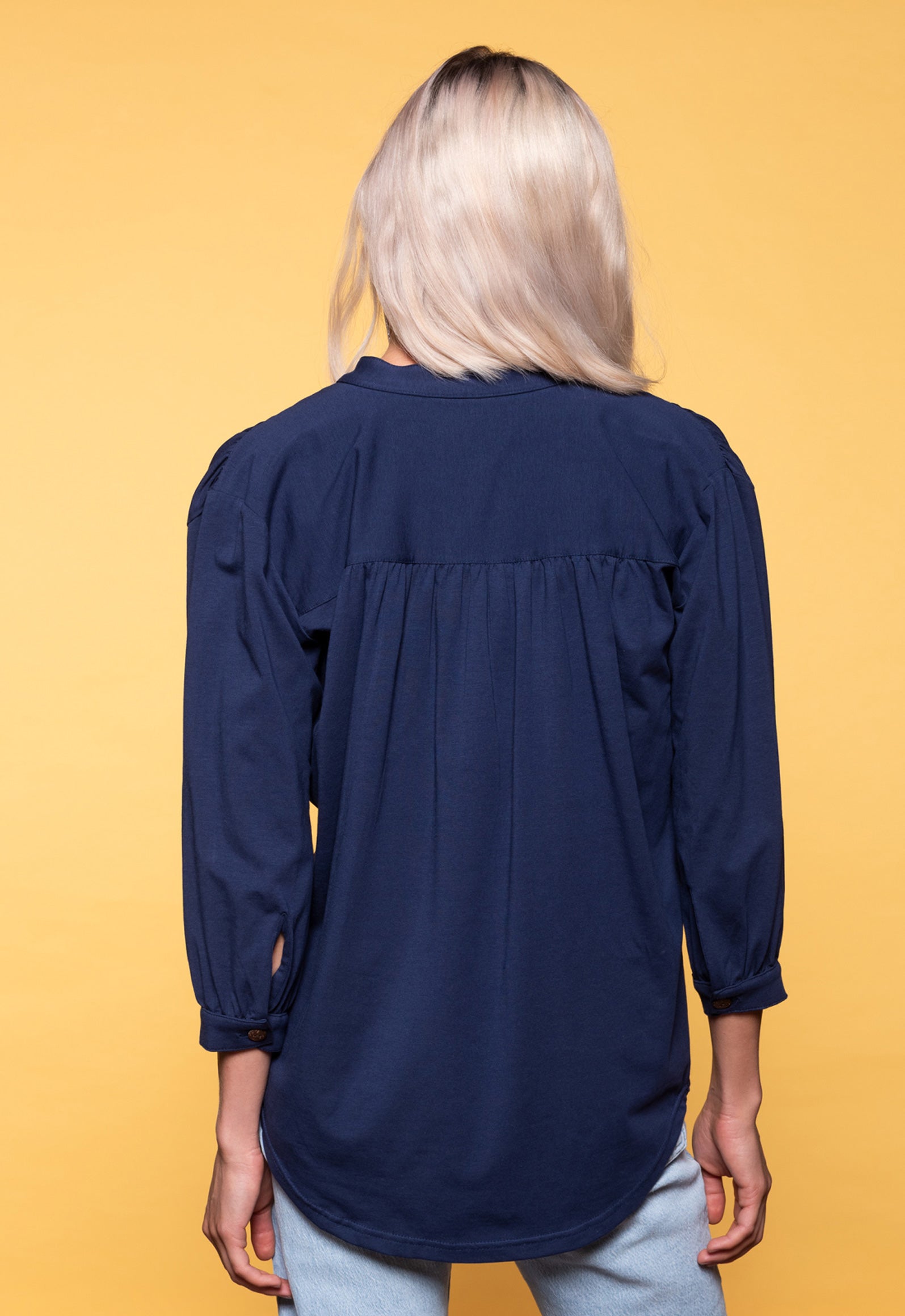 S26Top-G4 – Hemdähnliches Oberteil mit Stehkragen Das Model ist 170 cm groß und trägt Größe M.