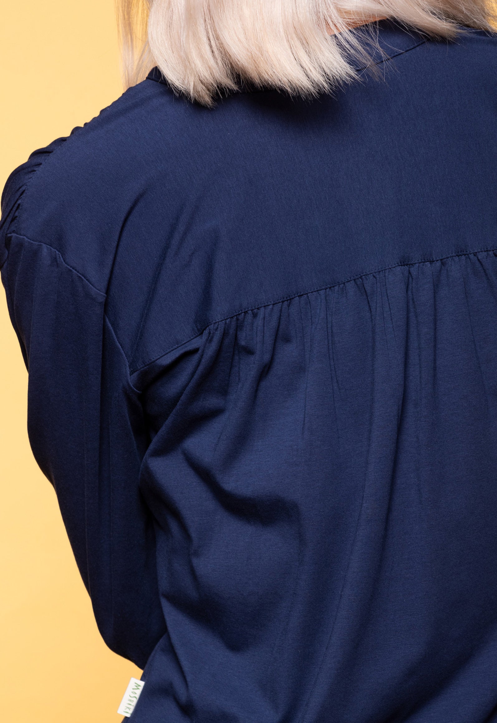 S26Top-G4 – Hemdähnliches Oberteil mit Stehkragen Das Model ist 170 cm groß und trägt Größe M.