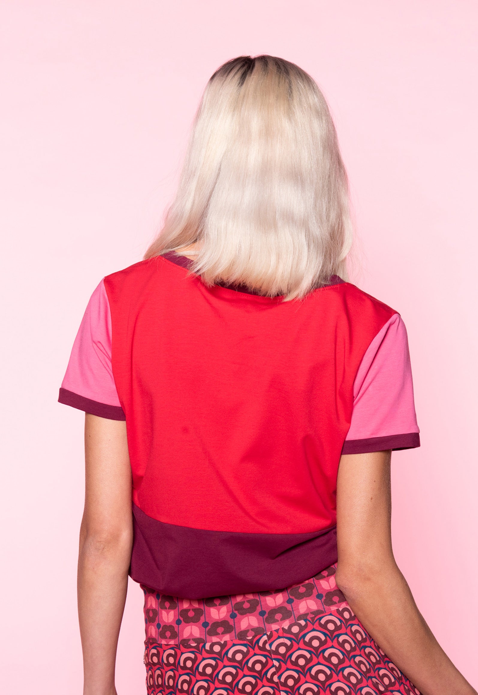 S26Top-G6 – Klassisches Patchwork-T-Shirt aus Bio-Baumwolle Das Model ist 170 cm groß und trägt Größe M.
