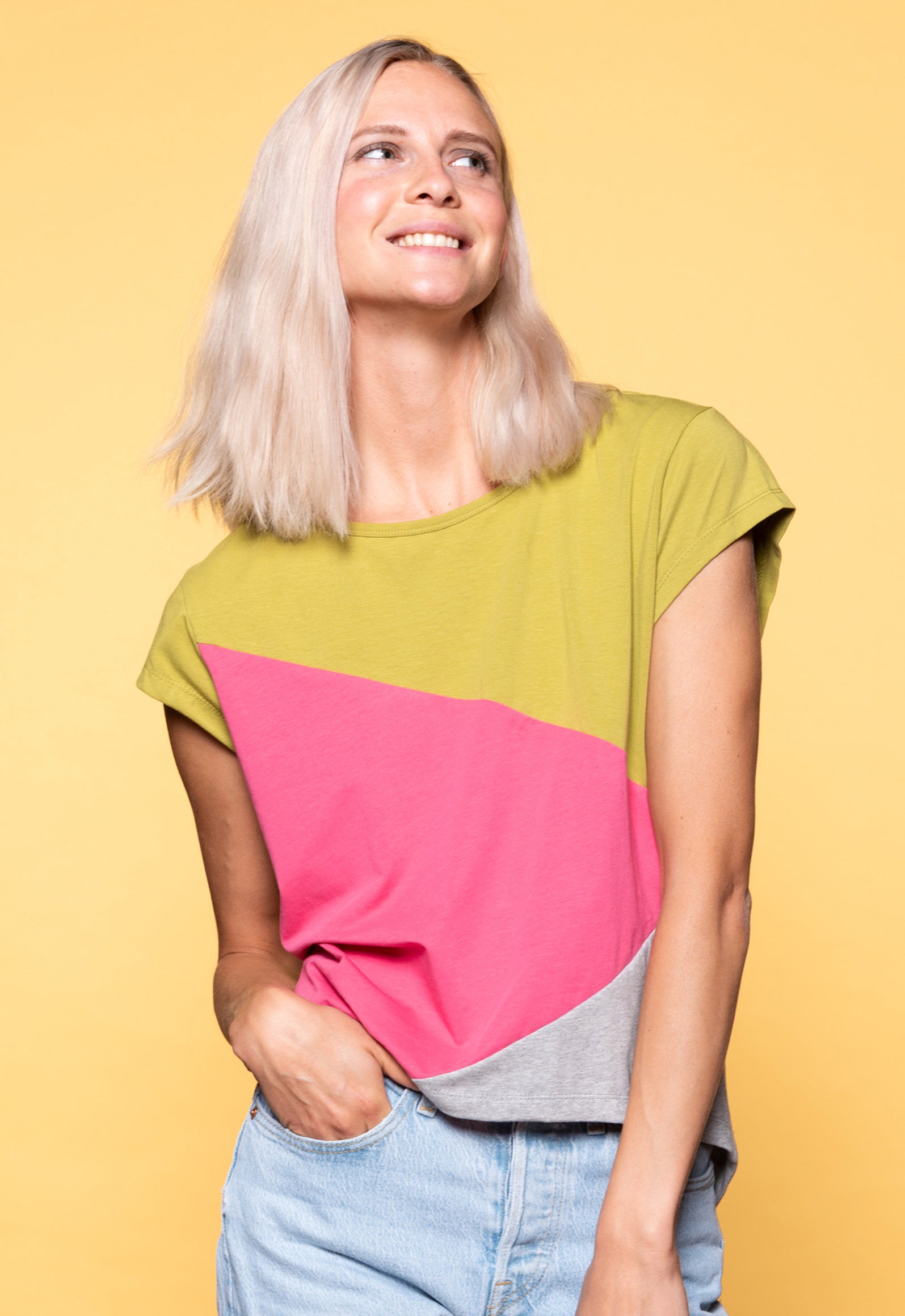 S26Top-G7 – High-Low Patchwork T-Shirt aus GOTS-zertifizierter Bio-Baumwolle Das Model ist 170 cm groß und trägt Größe M.