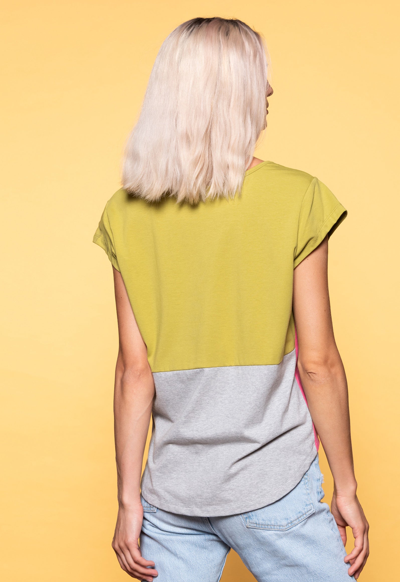 S26Top-G7 – High-Low Patchwork T-Shirt aus GOTS-zertifizierter Bio-Baumwolle Das Model ist 170 cm groß und trägt Größe M.