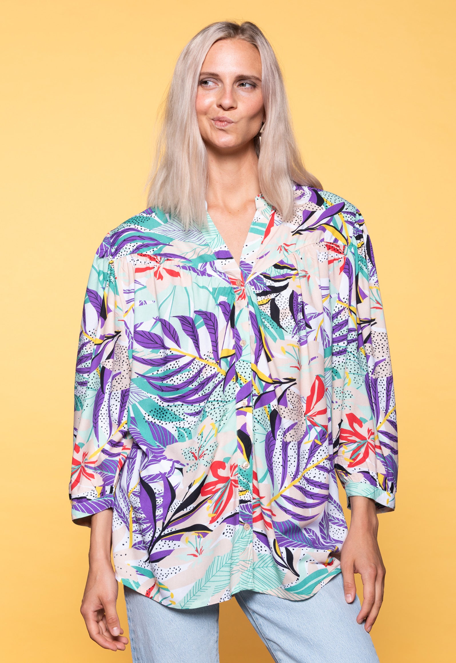 S26Top-PR1 – Leichtes Blusentop aus 100 % Upcycled Rayon Das Model ist 170 cm groß und trägt Größe M.