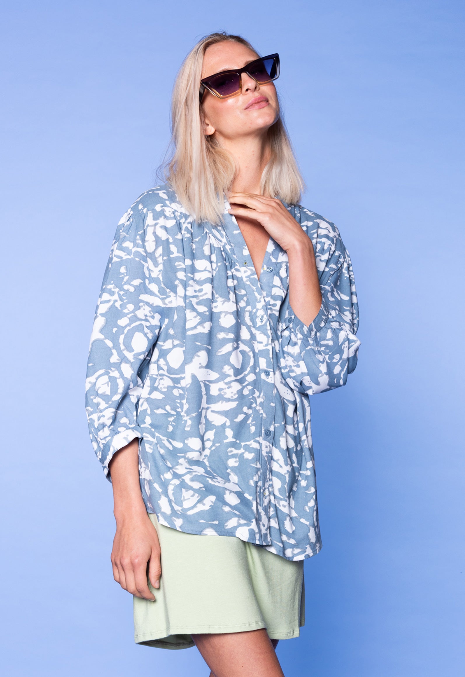 S26Top-PR1 – Leichtes Blusentop aus 100 % Upcycled Rayon Das Model ist 170 cm groß und trägt Größe M.