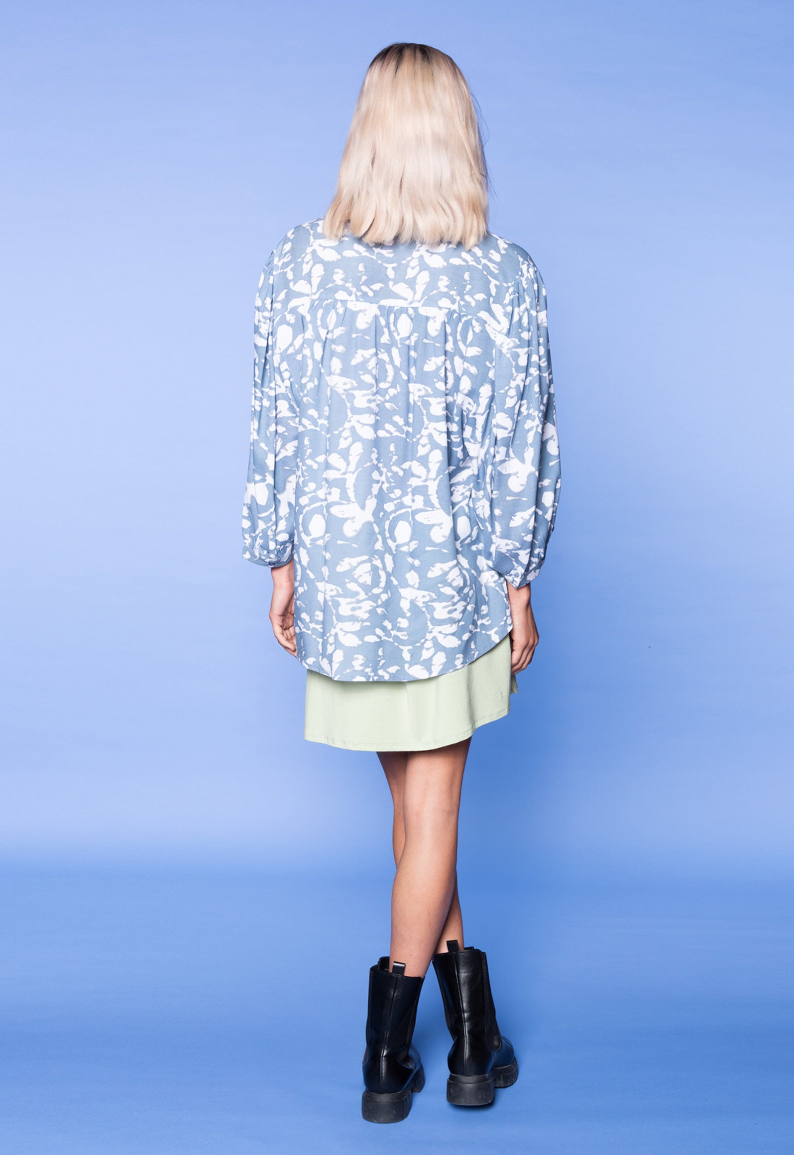 S26Top-PR1 – Leichtes Blusentop aus 100 % Upcycled Rayon Das Model ist 170 cm groß und trägt Größe M.