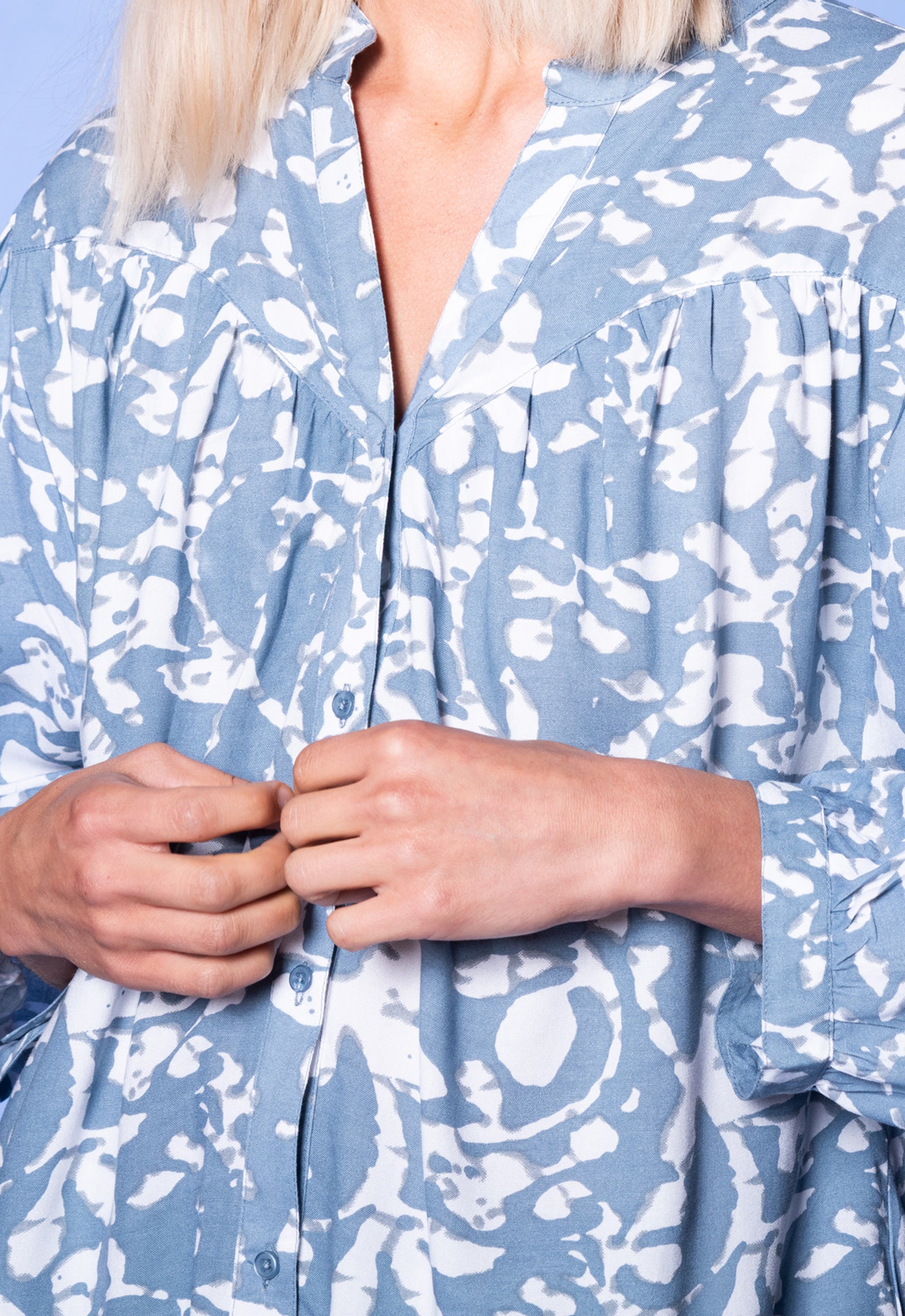 S26Top-PR1 – Leichtes Blusentop aus 100 % Upcycled Rayon Das Model ist 170 cm groß und trägt Größe M.