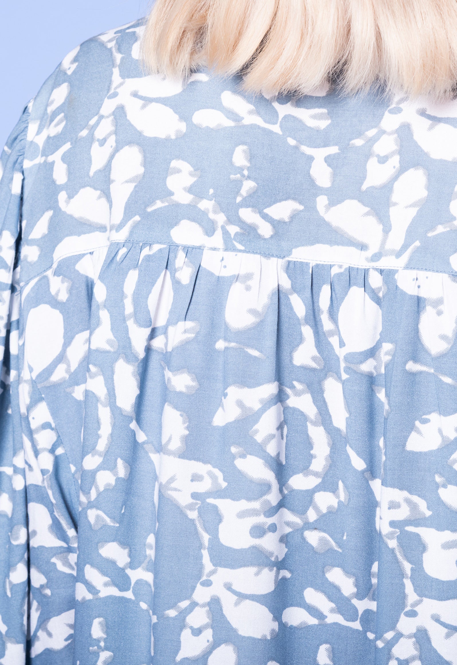 S26Top-PR1 – Leichtes Blusentop aus 100 % Upcycled Rayon Das Model ist 170 cm groß und trägt Größe M.