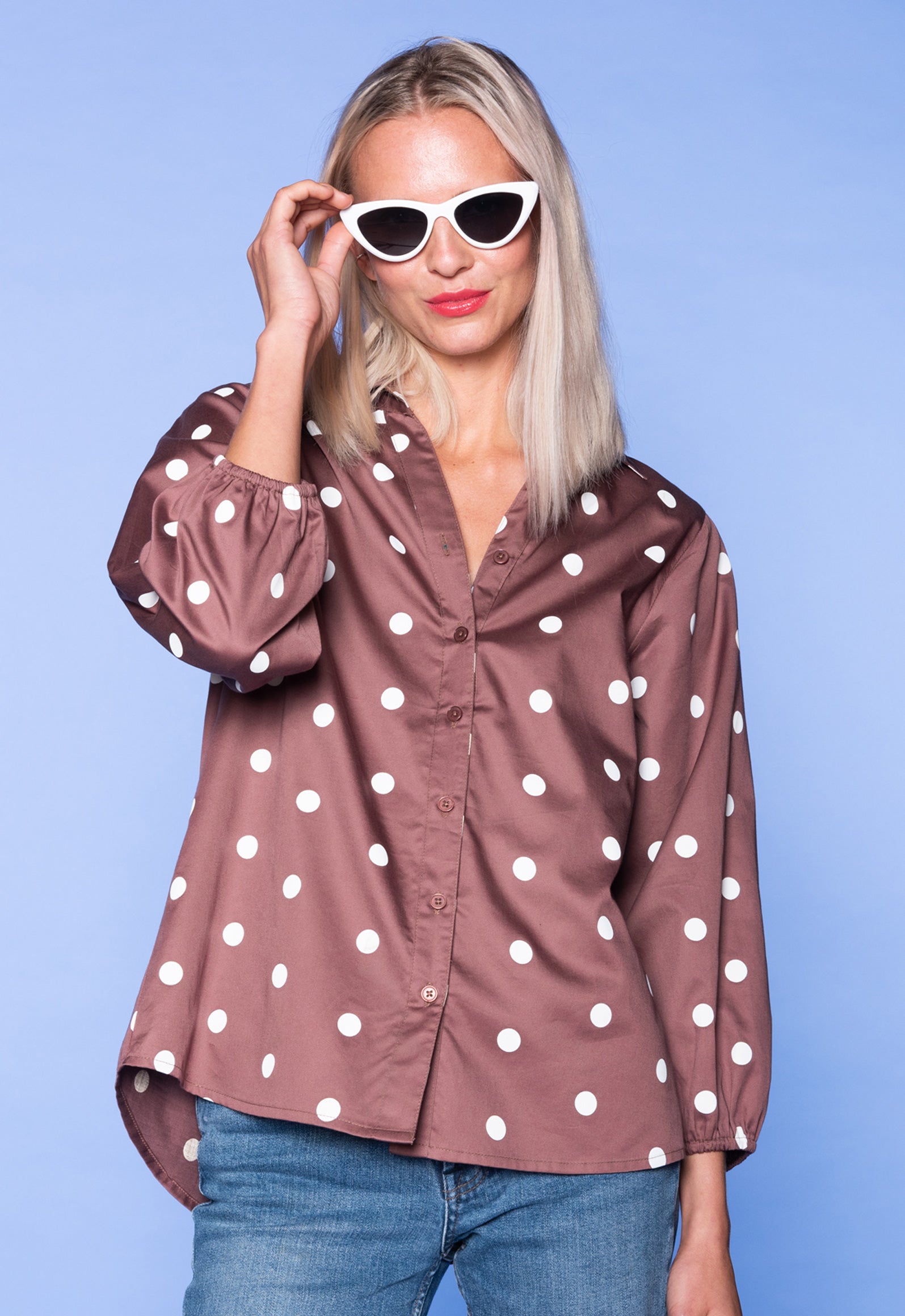 S26Top-PR2 – Weite Bluse mit Ballonärmeln Das Model ist 170 cm groß und trägt Größe M.
