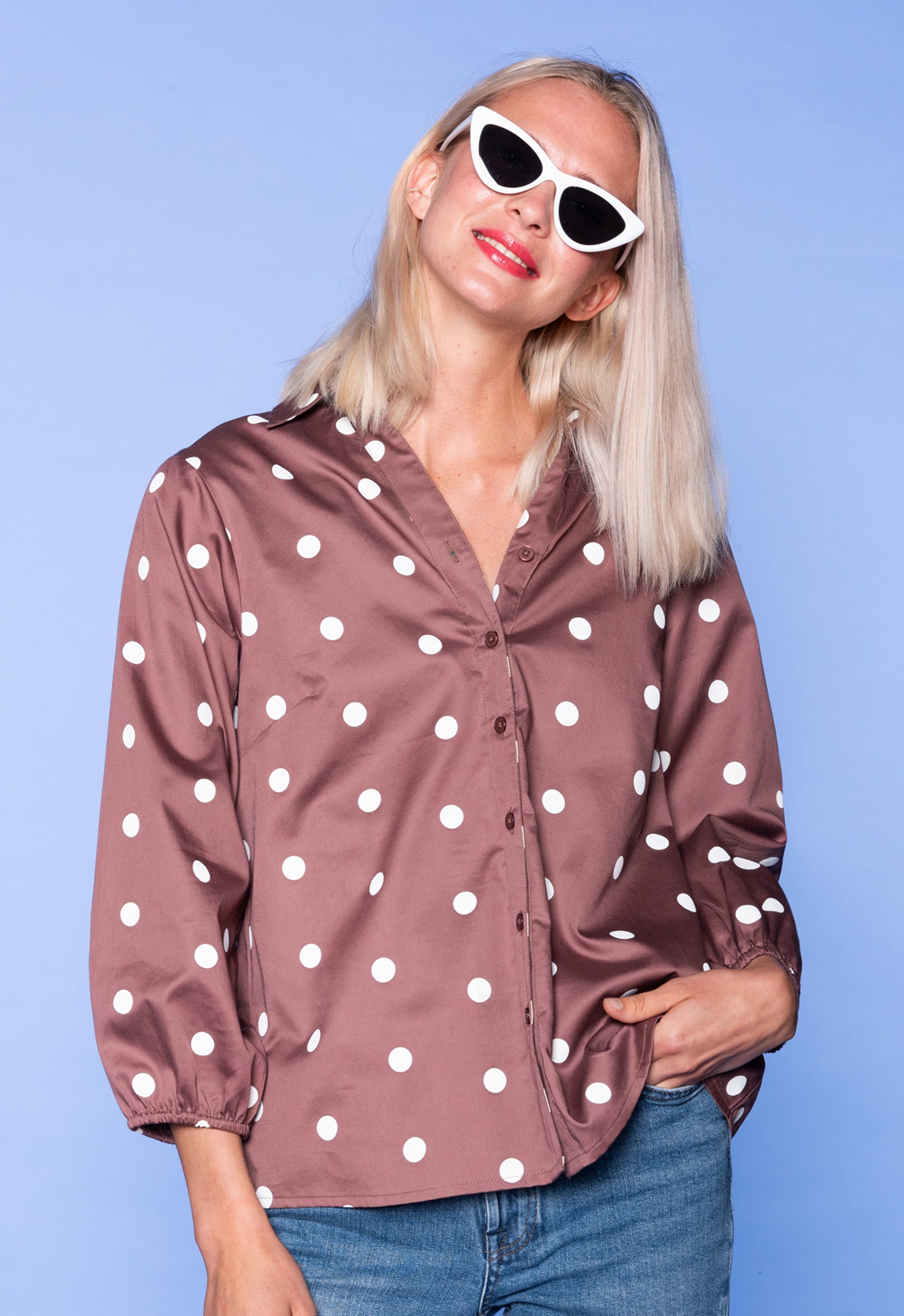 S26Top-PR2 – Weite Bluse mit Ballonärmeln Das Model ist 170 cm groß und trägt Größe M.