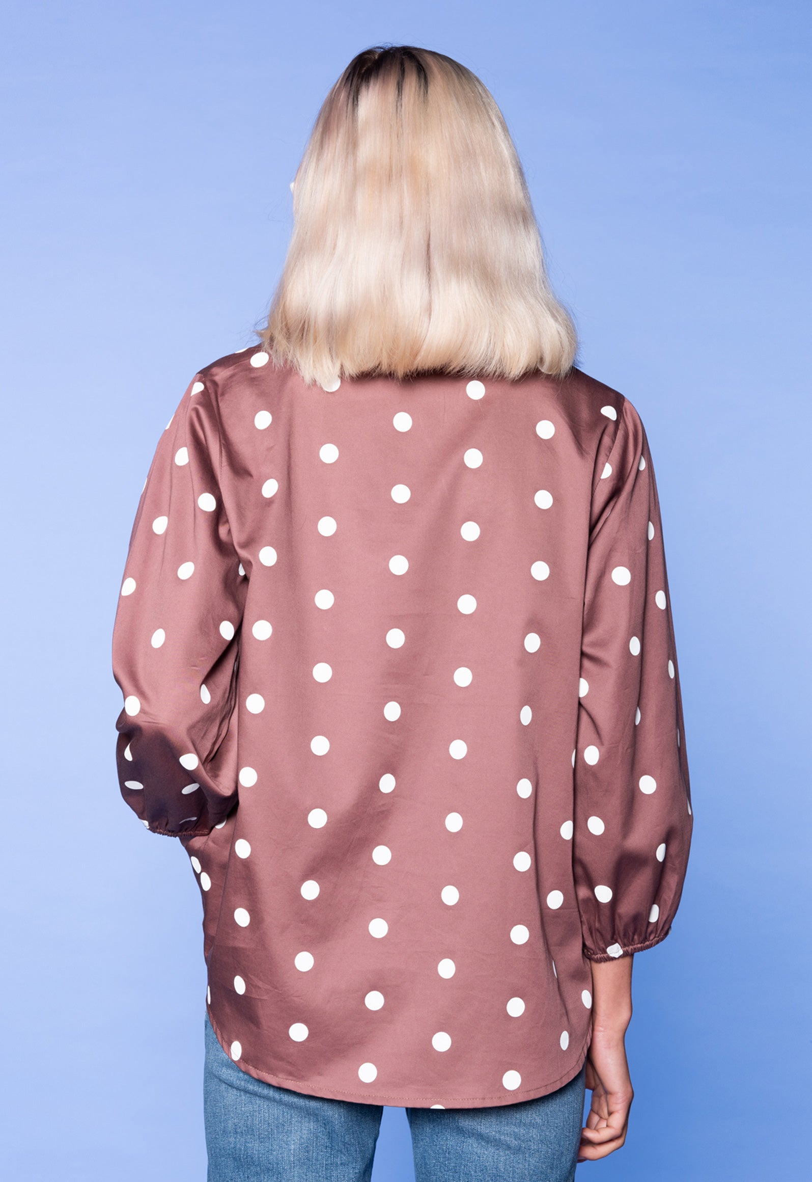 S26Top-PR2 – Weite Bluse mit Ballonärmeln Das Model ist 170 cm groß und trägt Größe M.