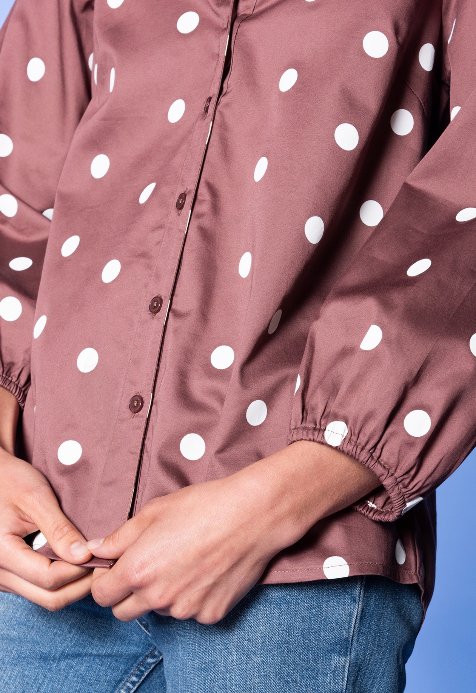 S26Top-PR2 – Weite Bluse mit Ballonärmeln Das Model ist 170 cm groß und trägt Größe M.