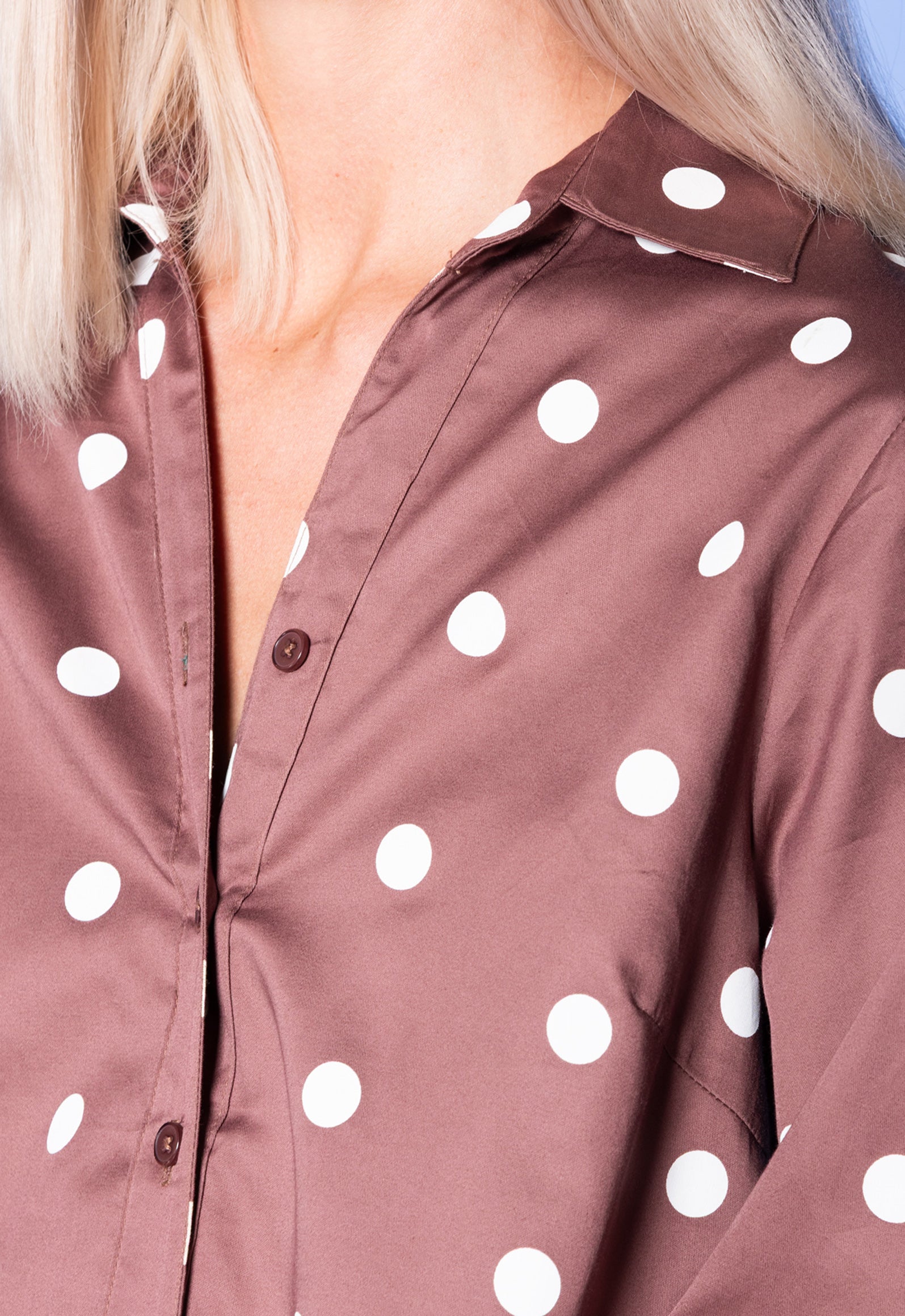 S26Top-PR2 – Weite Bluse mit Ballonärmeln Das Model ist 170 cm groß und trägt Größe M.