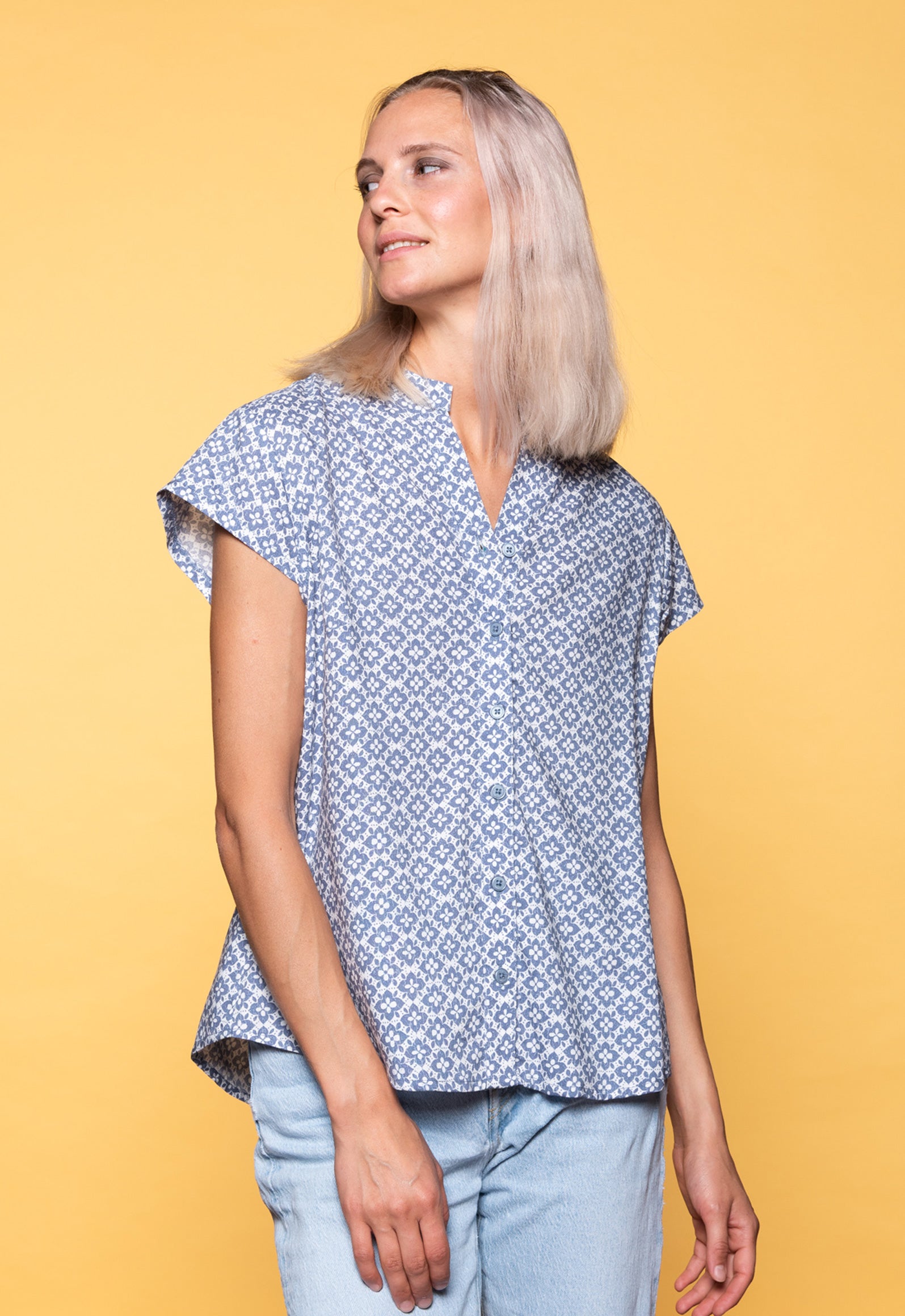 S26Top-PR3 – Figurnahes Hemd mit Flügelärmeln Das Model ist 170 cm groß und trägt Größe M.