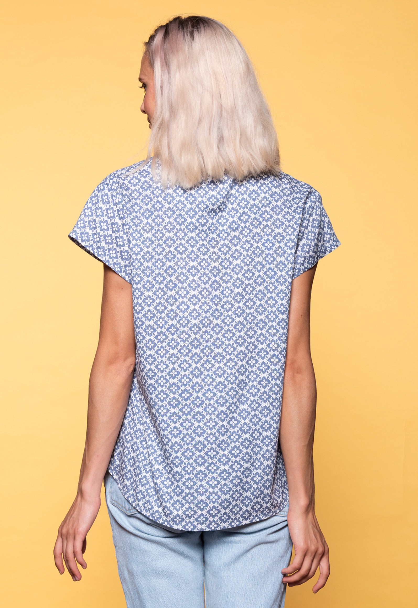 S26Top-PR3 – Figurnahes Hemd mit Flügelärmeln Das Model ist 170 cm groß und trägt Größe M.