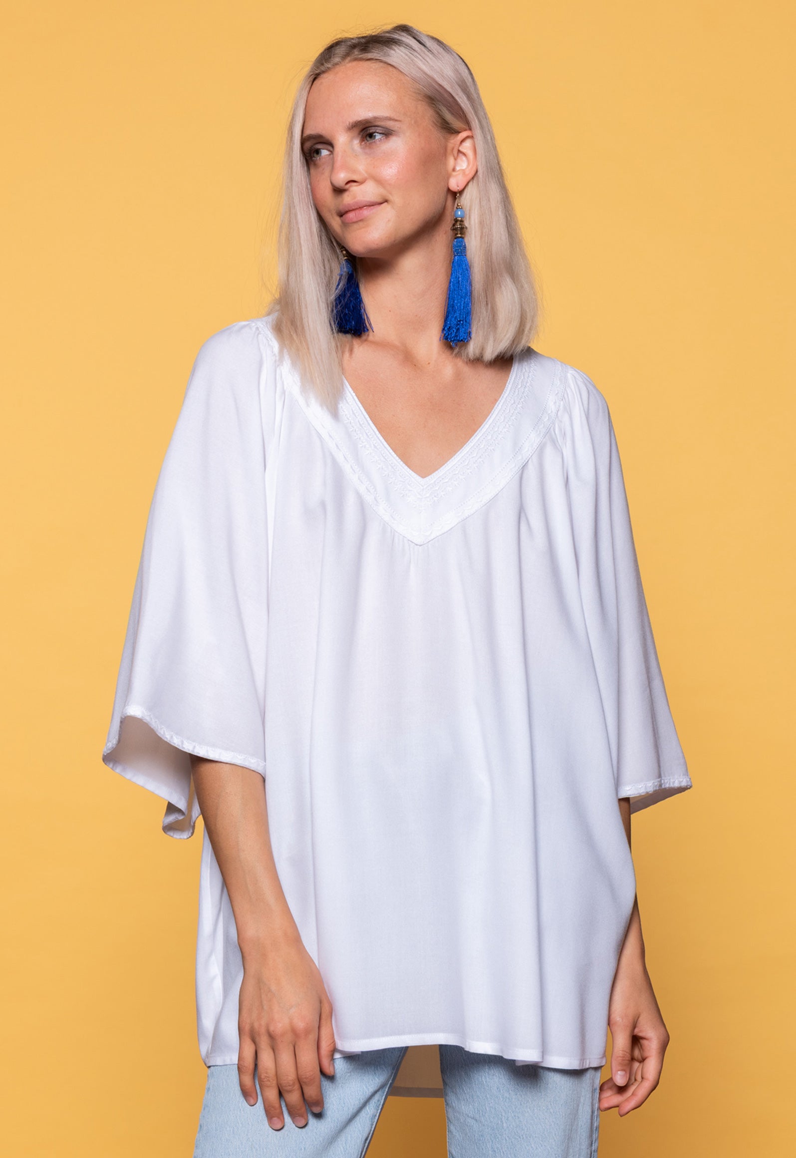 S26Top-SR1 – Luftiges Loose-Fit Top mit besticktem V-Ausschnitt S26Top-SR1 – Luftiges Loose-Fit Top mit besticktem V-Ausschnitt