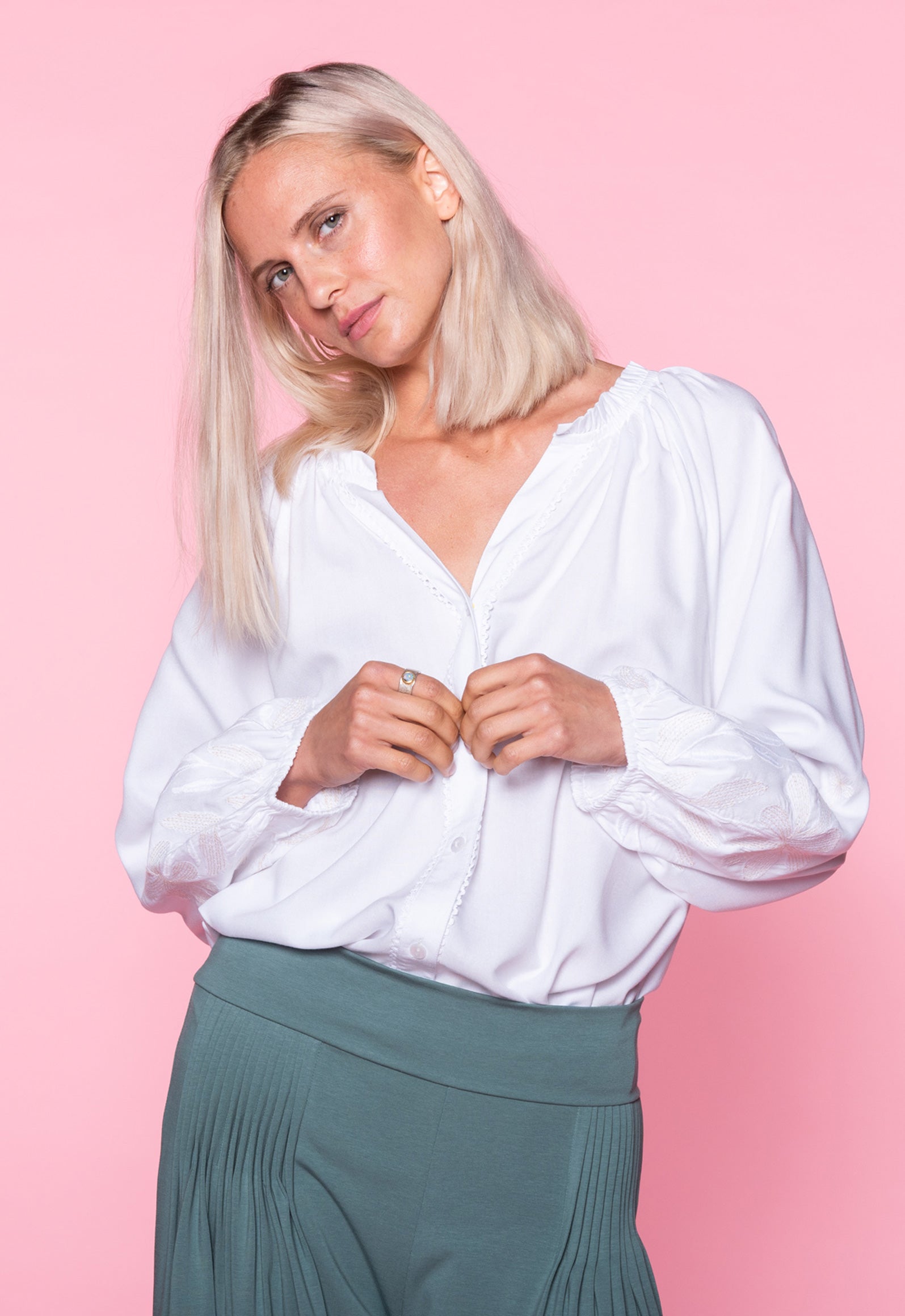 S26Top-SR4 – Bestickte Bluse mit weiten Ärmeln S26Top-SR4 – Bestickte Bluse mit weiten Ärmeln