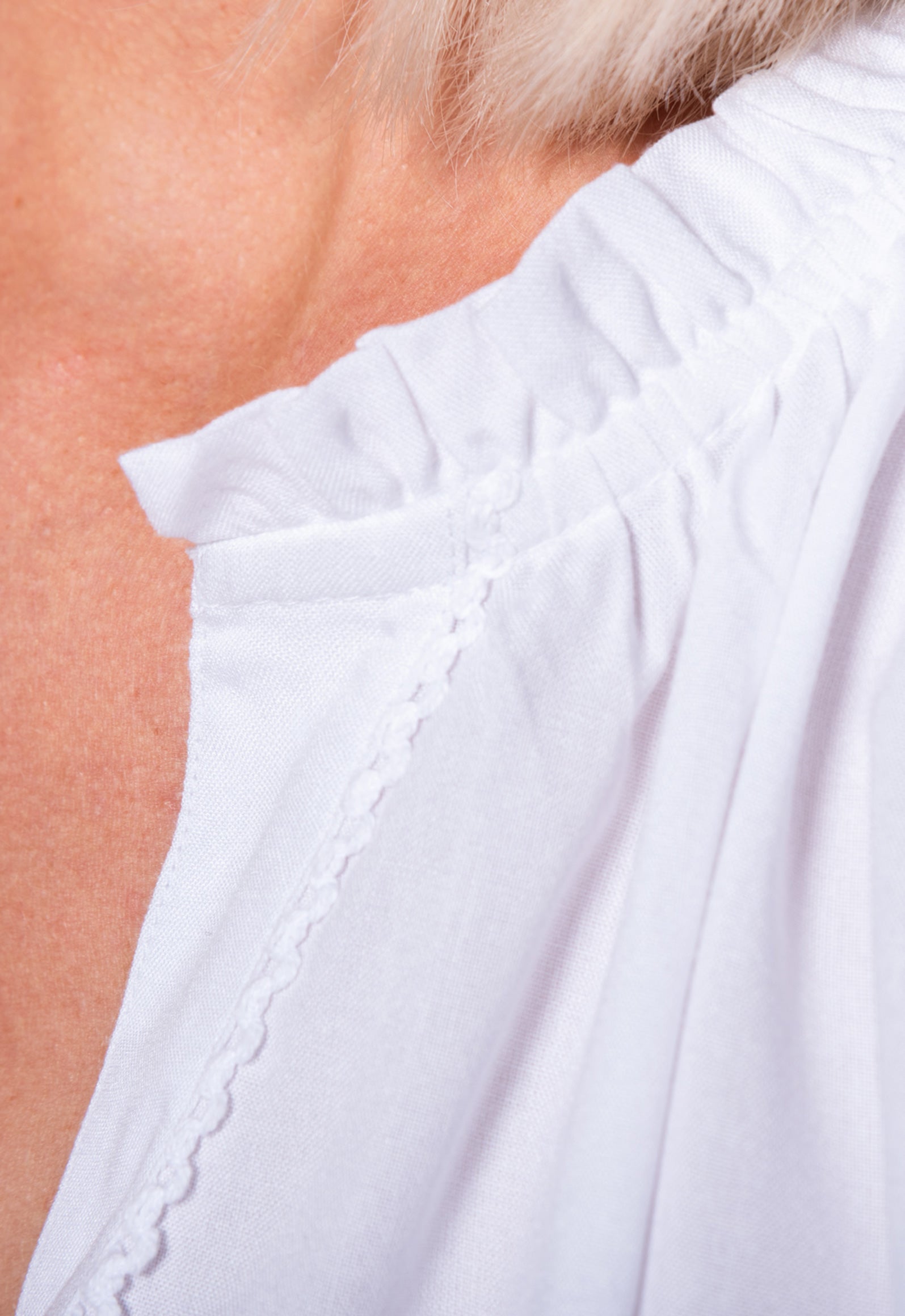 S26Top-SR4 – Bestickte Bluse mit weiten Ärmeln S26Top-SR4 – Bestickte Bluse mit weiten Ärmeln