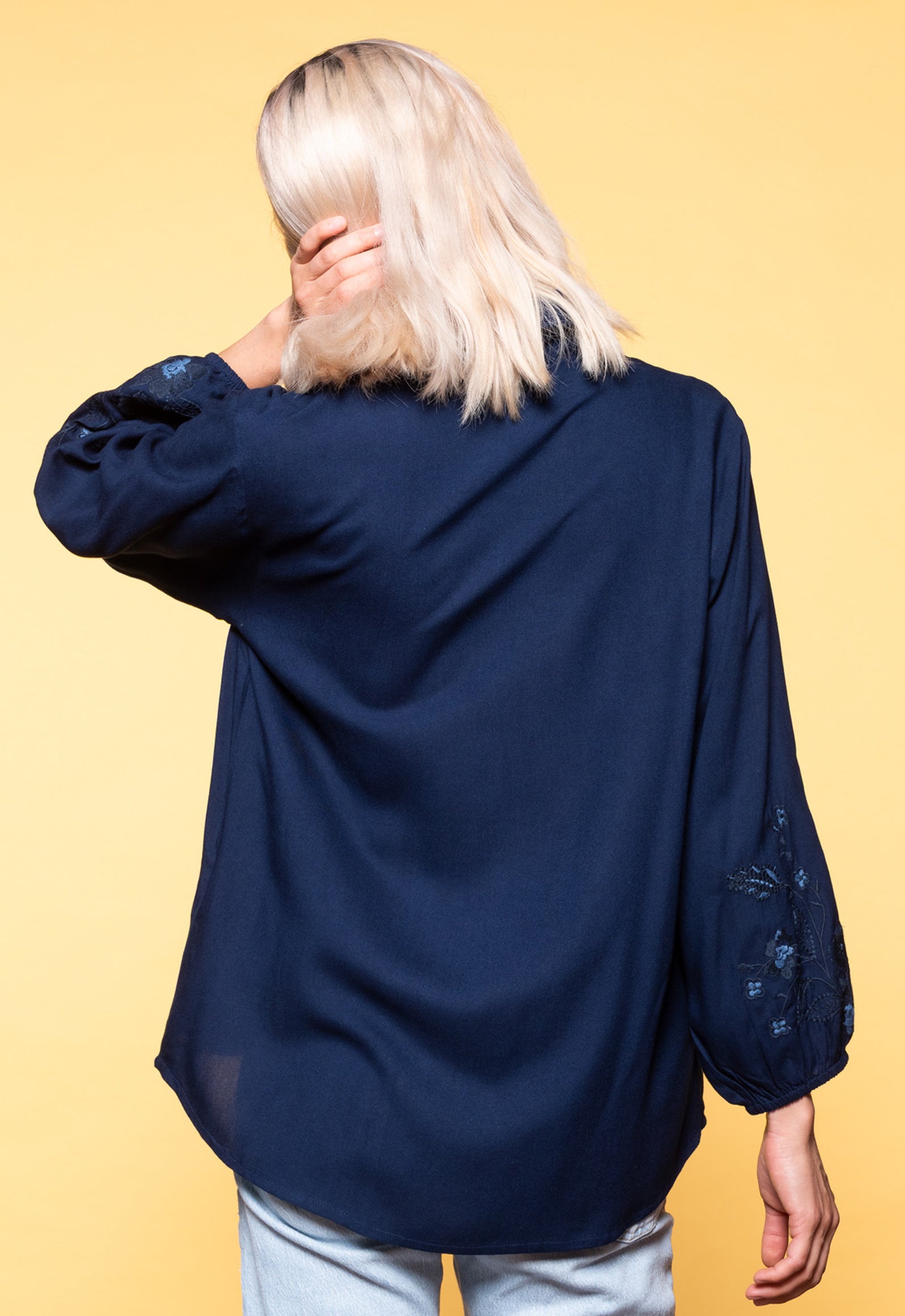 S26Top-SR5 – Hemdbluse mit Stickerei & High-Low-Schnitt S26Top-SR5 – Hemdbluse mit Stickerei & High-Low-Schnitt
