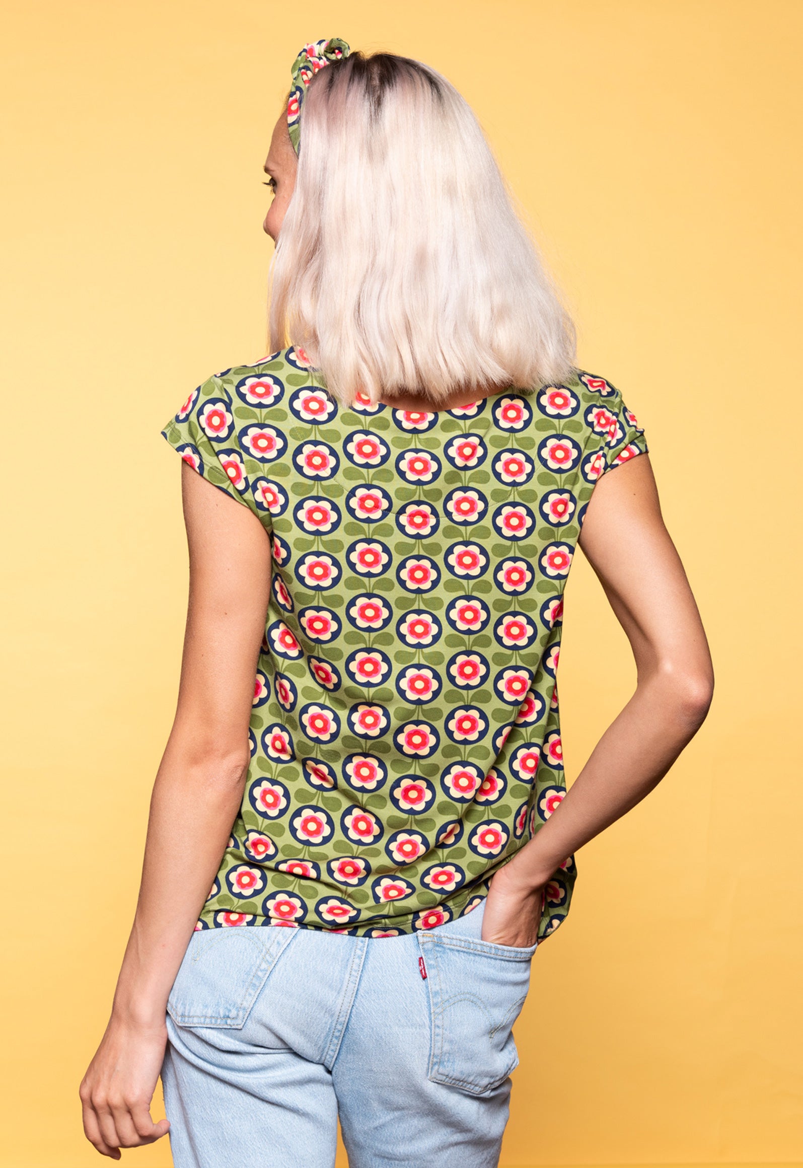 S26Top-V4 – Figurnahes Top mit Cap-Sleeves Das Model ist 170 cm groß und trägt Größe M.