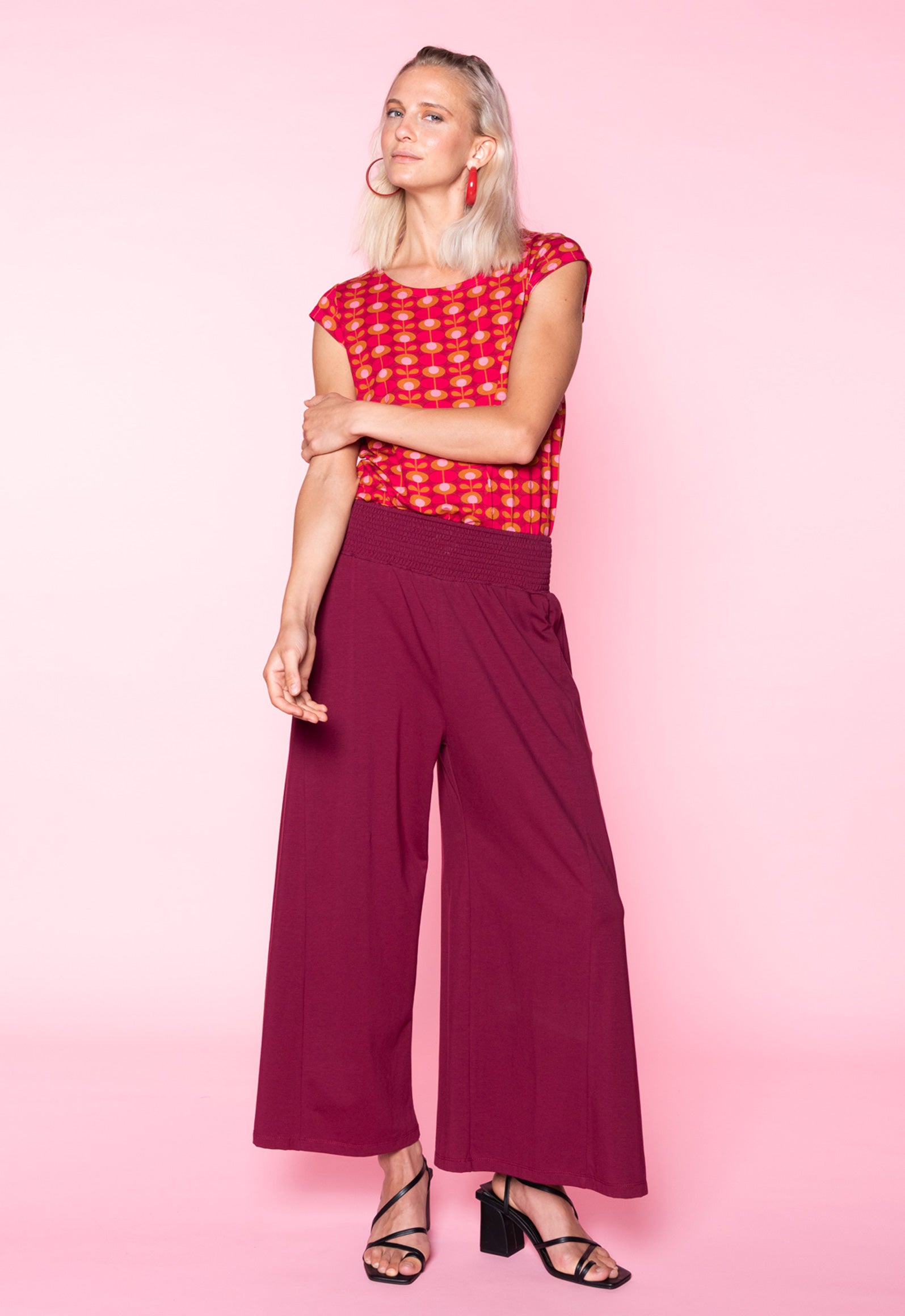 S26Top-V4 – Figurnahes Top mit Cap-Sleeves Das Model ist 170 cm groß und trägt Größe M.