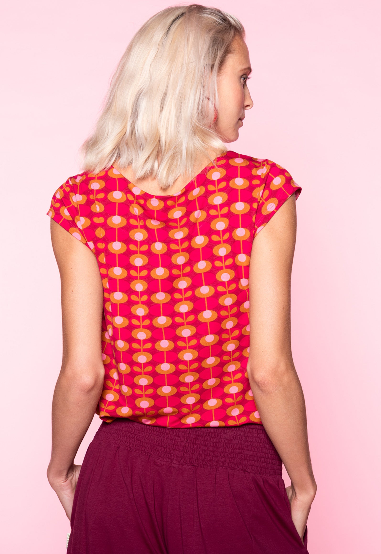 S26Top-V4 – Figurnahes Top mit Cap-Sleeves Das Model ist 170 cm groß und trägt Größe M.