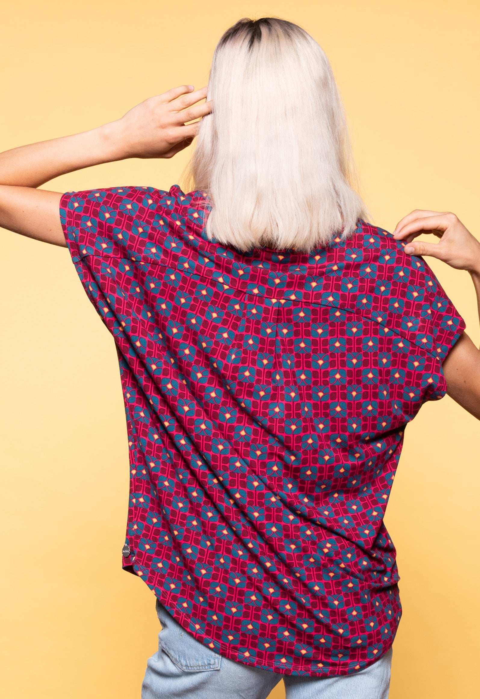 S26Top-V5 – Fließendes High-Low Shirt mit V-Ausschnitt Das Model ist 170 cm groß und trägt Größe M.