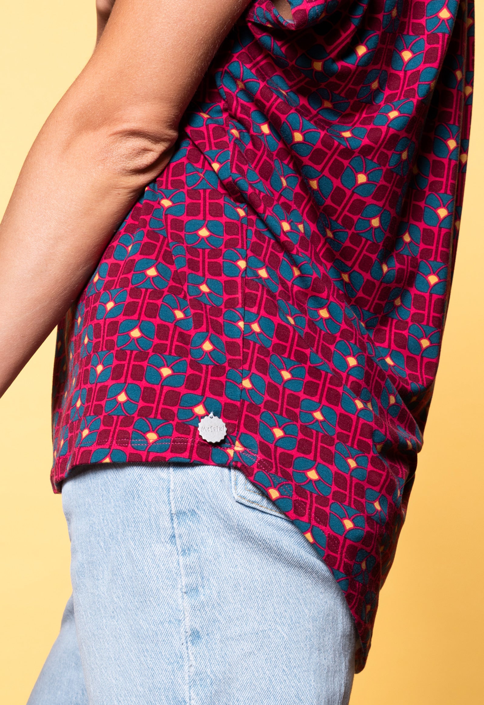 S26Top-V5 – Fließendes High-Low Shirt mit V-Ausschnitt Das Model ist 170 cm groß und trägt Größe M.