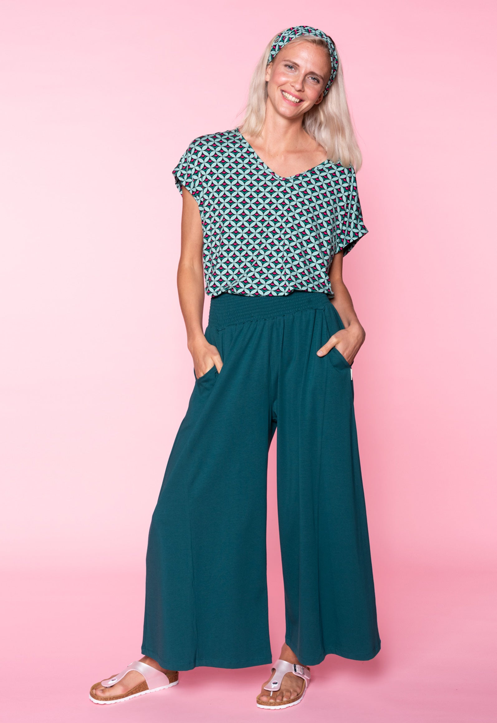 S26Top-V5 – Fließendes High-Low Shirt mit V-Ausschnitt Das Model ist 170 cm groß und trägt Größe M.