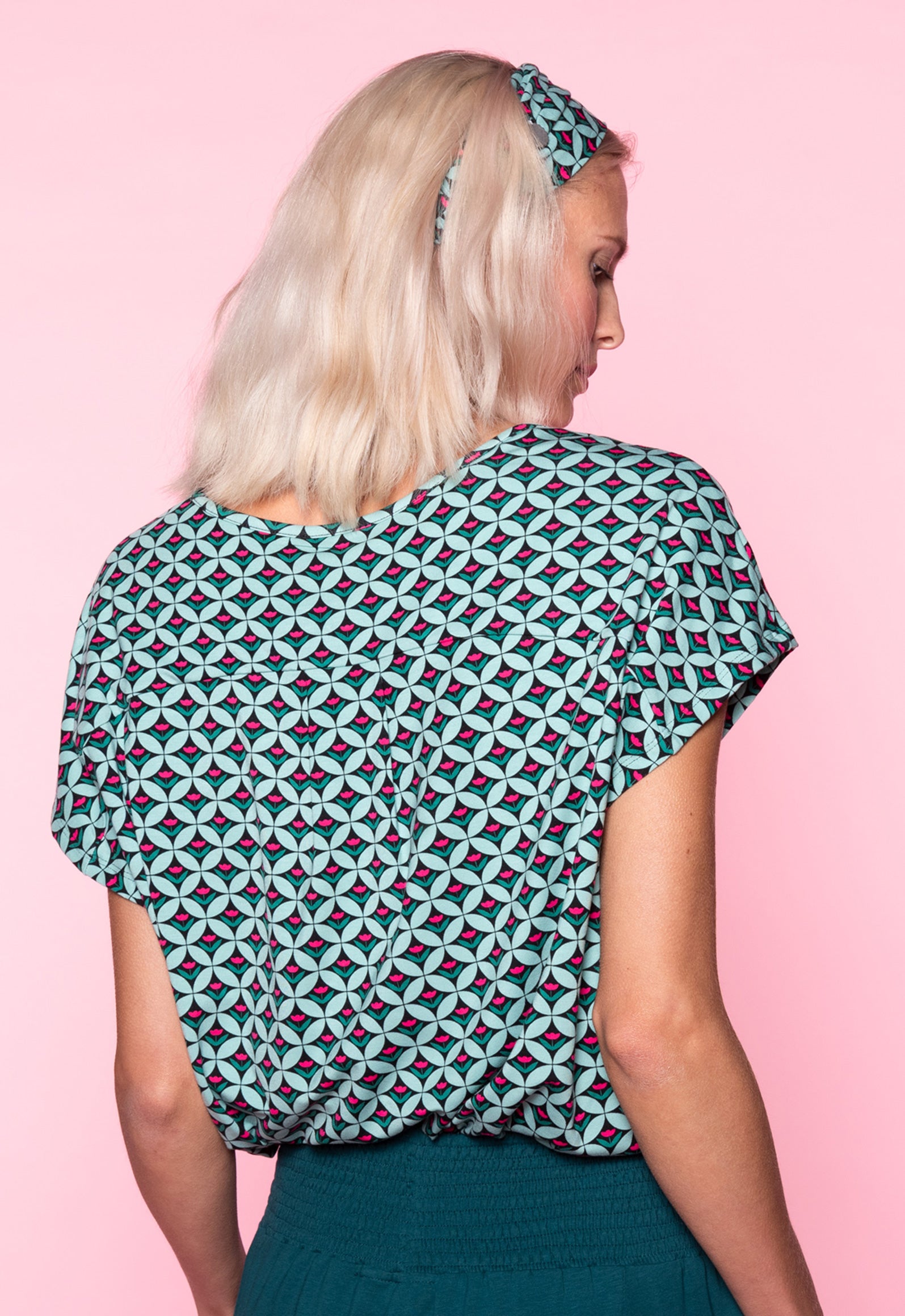 S26Top-V5 – Fließendes High-Low Shirt mit V-Ausschnitt Das Model ist 170 cm groß und trägt Größe M.