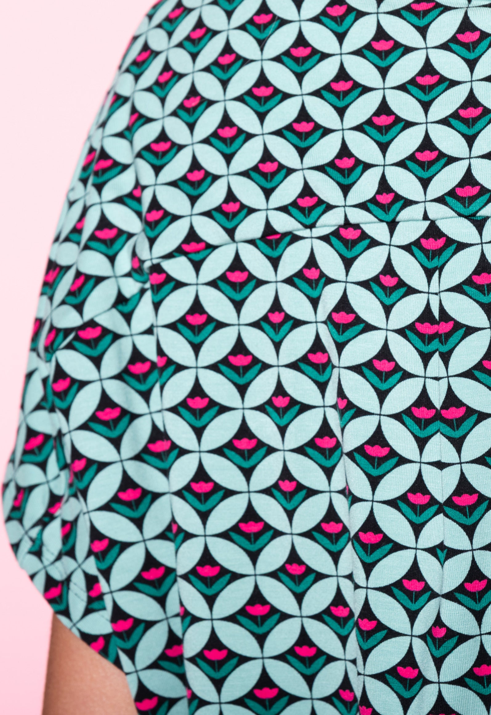S26Top-V5 – Fließendes High-Low Shirt mit V-Ausschnitt Das Model ist 170 cm groß und trägt Größe M.