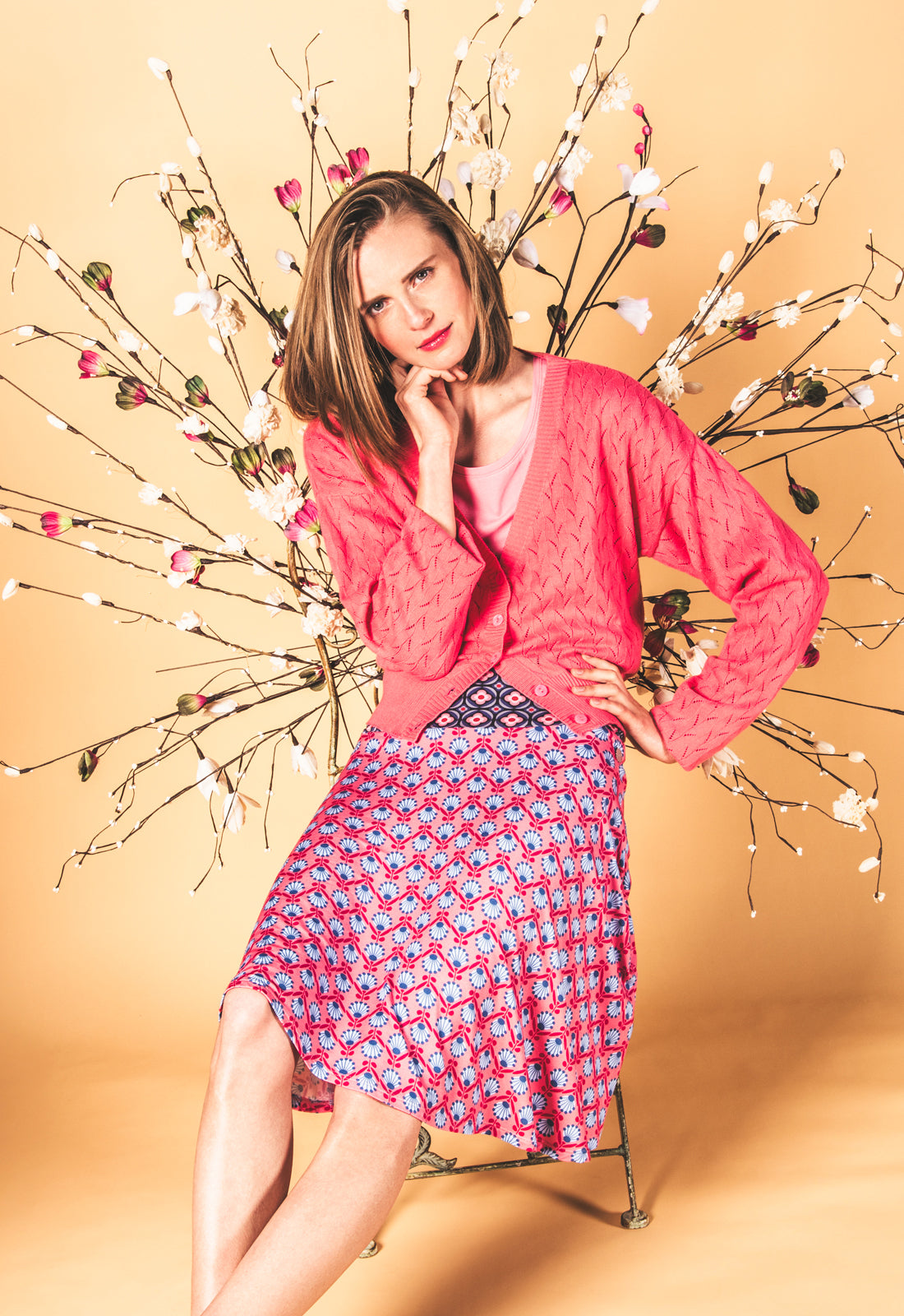 Tamani Ajour Cardigan GOTS-Certified Das Model ist 170 cm groß und trägt Größe M.