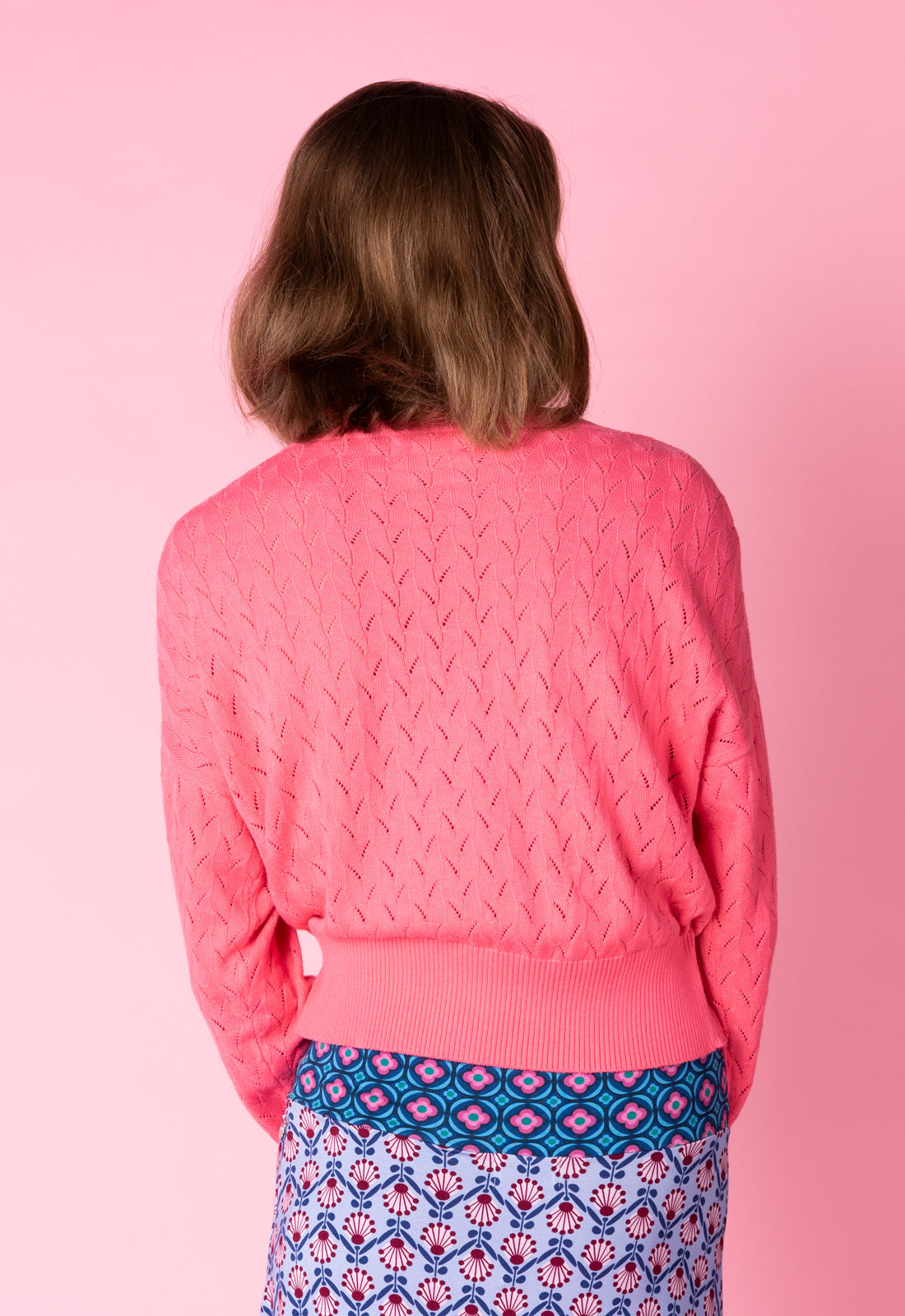 Tamani Ajour Cardigan GOTS-Certified Das Model ist 170 cm groß und trägt Größe M.