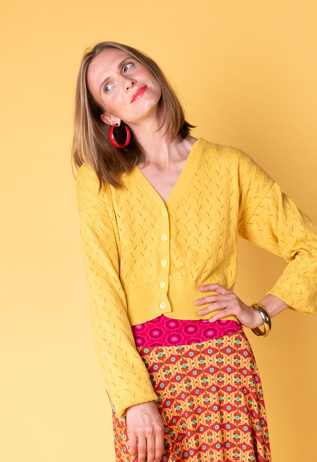 Tamani Ajour Cardigan GOTS-Certified Das Model ist 170 cm groß und trägt Größe M.