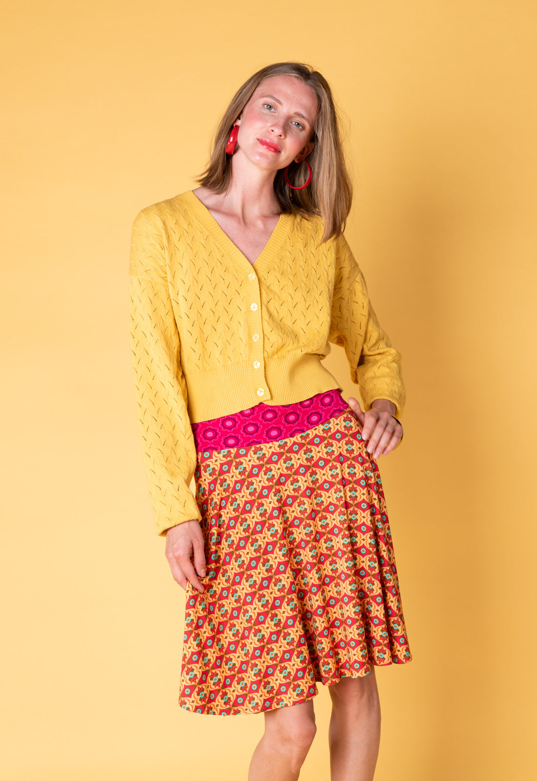 Tamani Ajour Cardigan GOTS-Certified Das Model ist 170 cm groß und trägt Größe M.