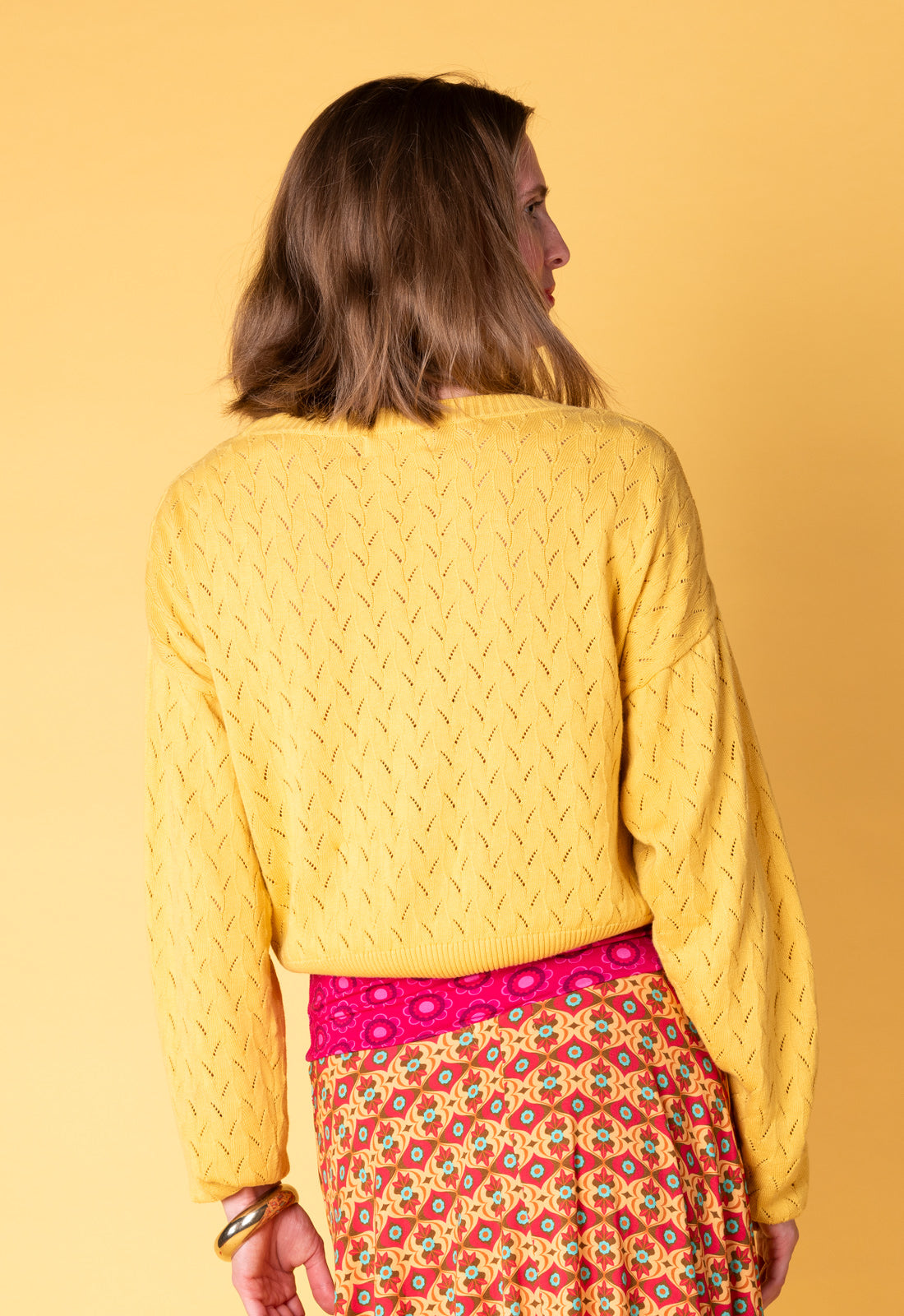 Tamani Ajour Cardigan GOTS-Certified Das Model ist 170 cm groß und trägt Größe M.