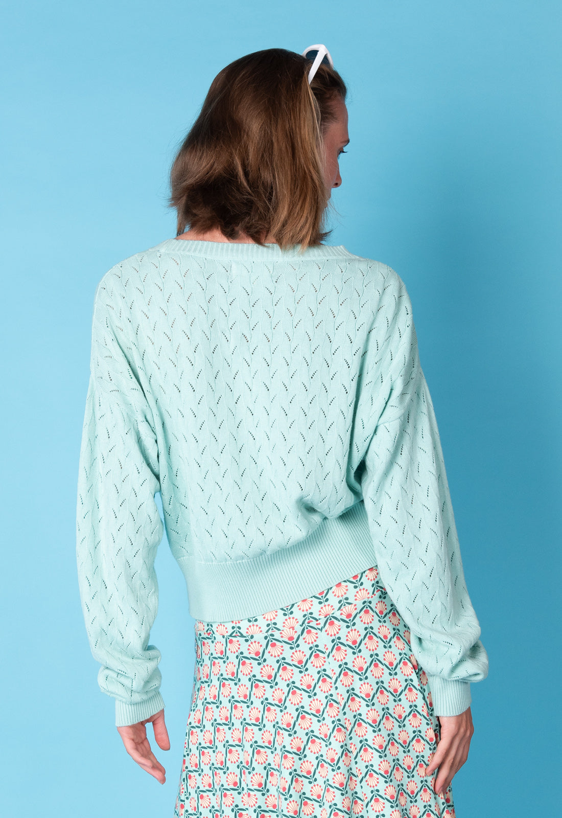 Tamani Ajour Cardigan GOTS-Certified Das Model ist 170 cm groß und trägt Größe M.