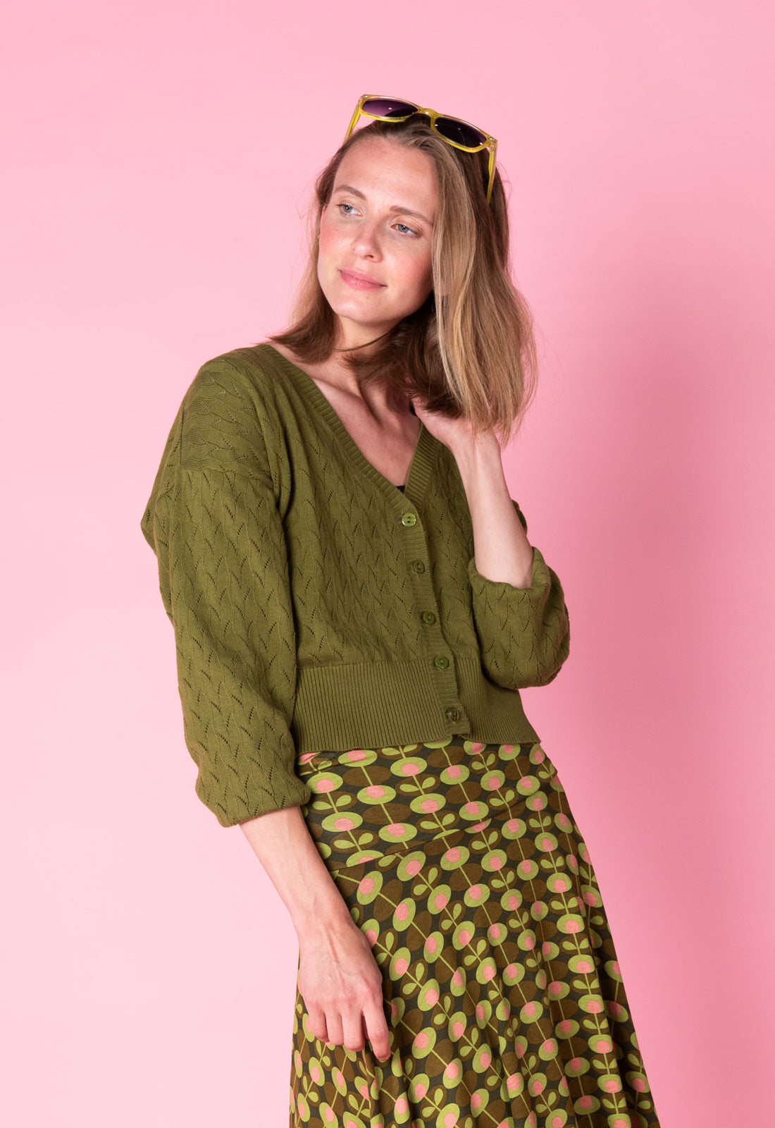 Tamani Ajour Cardigan GOTS-Certified Das Model ist 170 cm groß und trägt Größe M.