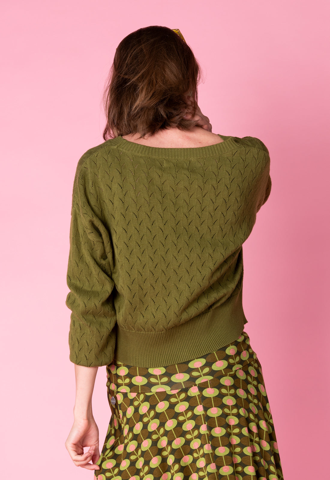 Tamani Ajour Cardigan GOTS-Certified Das Model ist 170 cm groß und trägt Größe M.