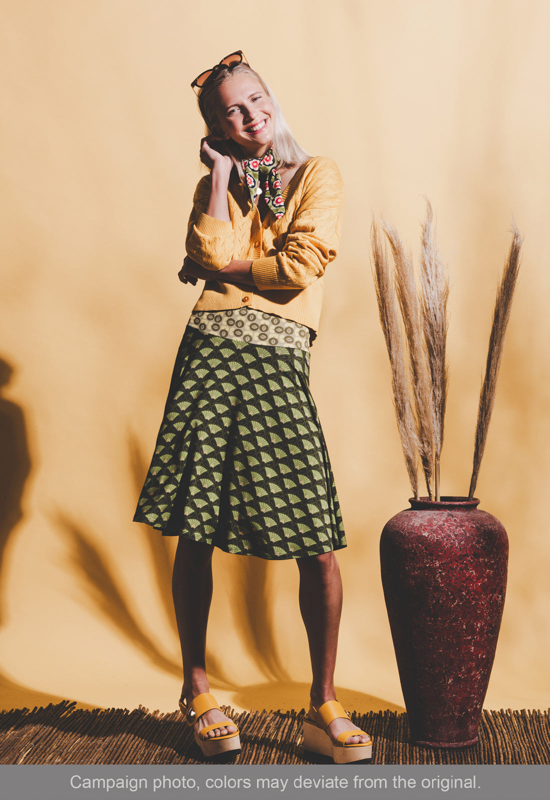 Tamani Ajour Cardigan GOTS-Certified Das Model ist 170 cm groß und trägt Größe M.