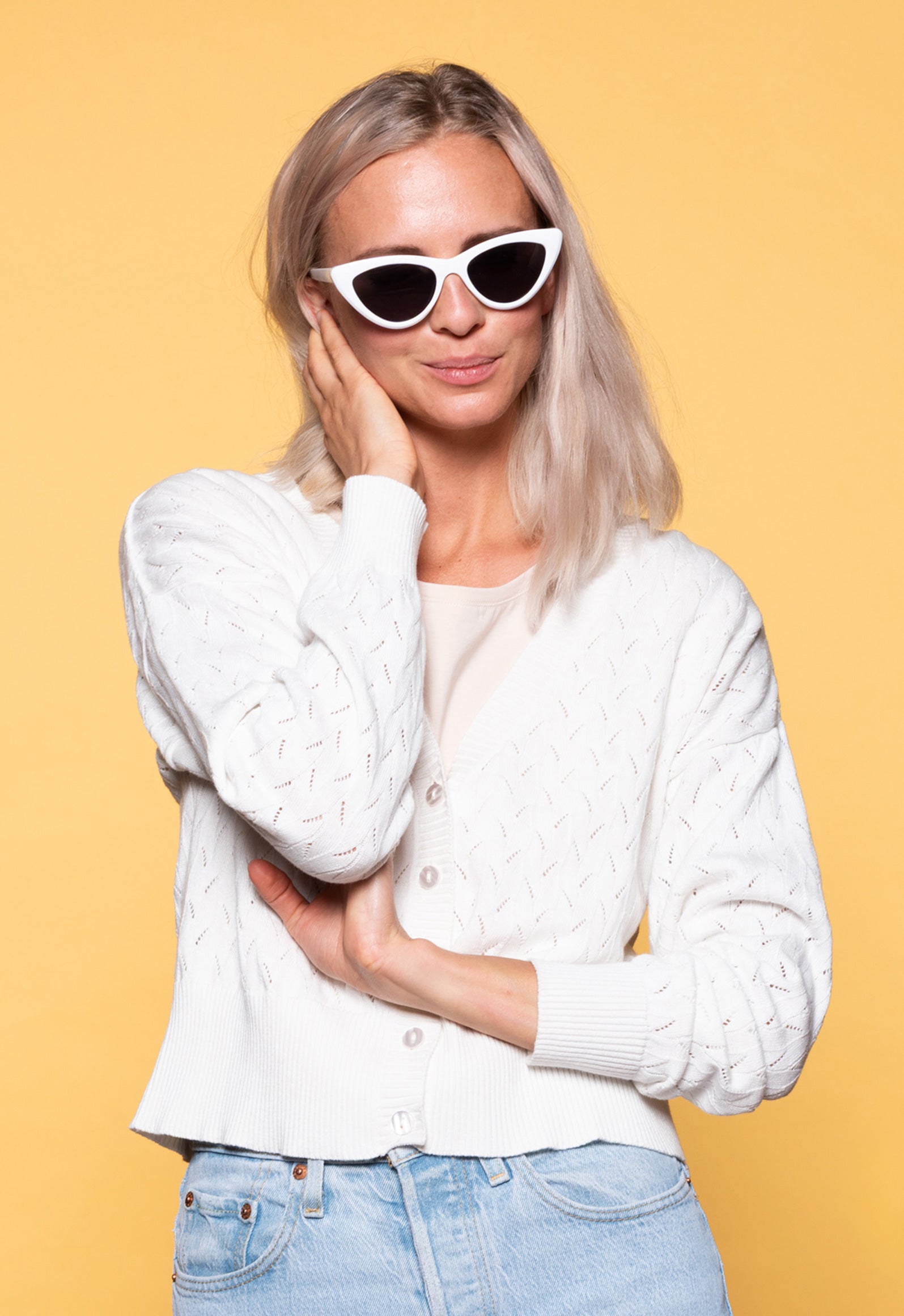 Tamani Ajour Cardigan GOTS-Certified Das Model ist 170 cm groß und trägt Größe M.