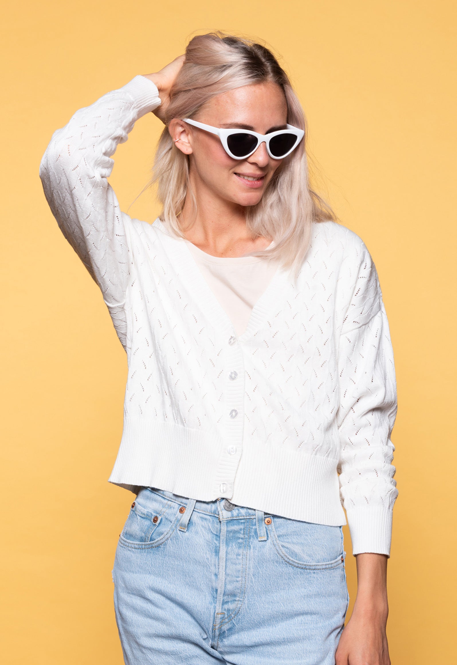 Tamani Ajour Cardigan GOTS-Certified Das Model ist 170 cm groß und trägt Größe M.