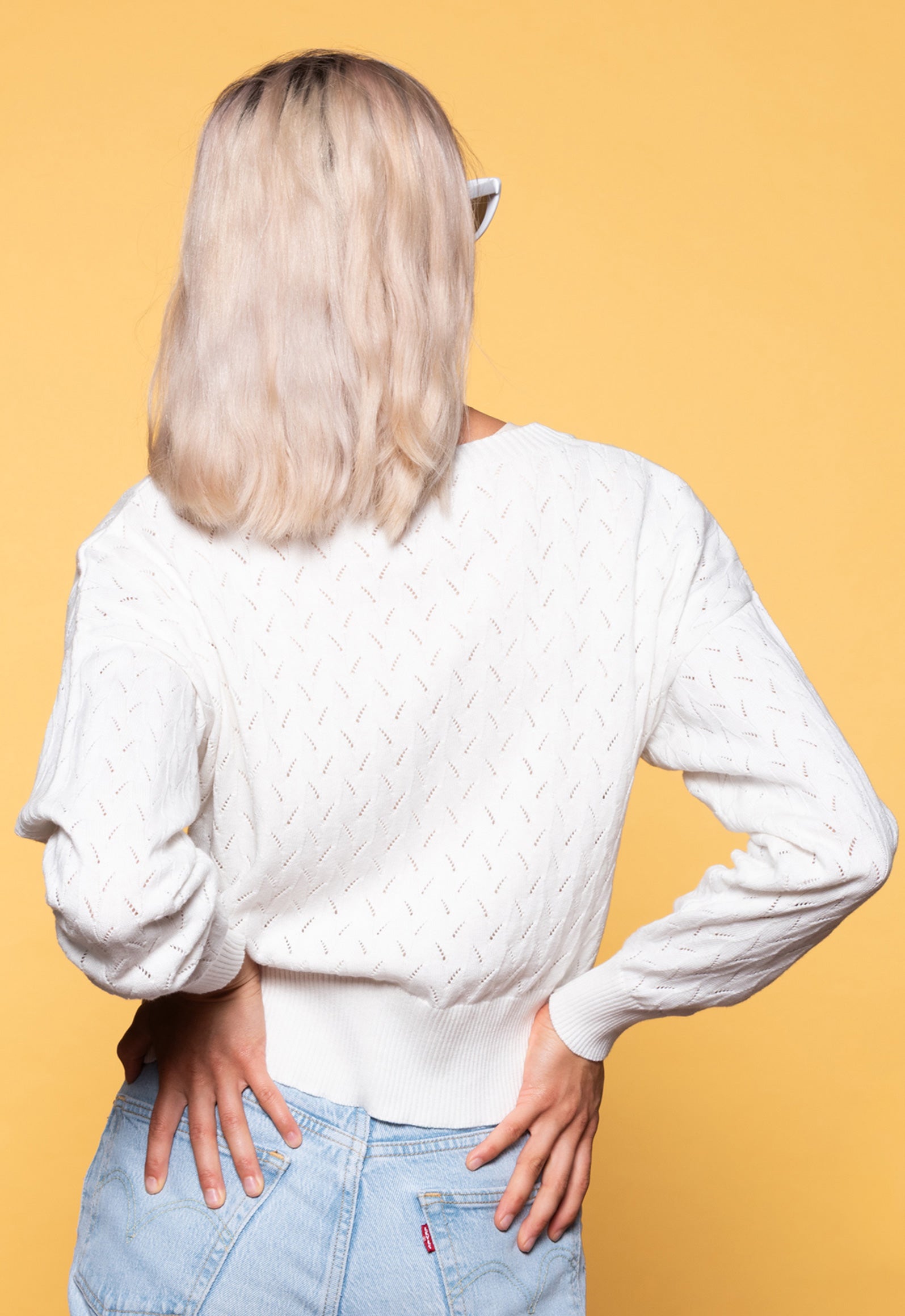 Tamani Ajour Cardigan GOTS-Certified Das Model ist 170 cm groß und trägt Größe M.